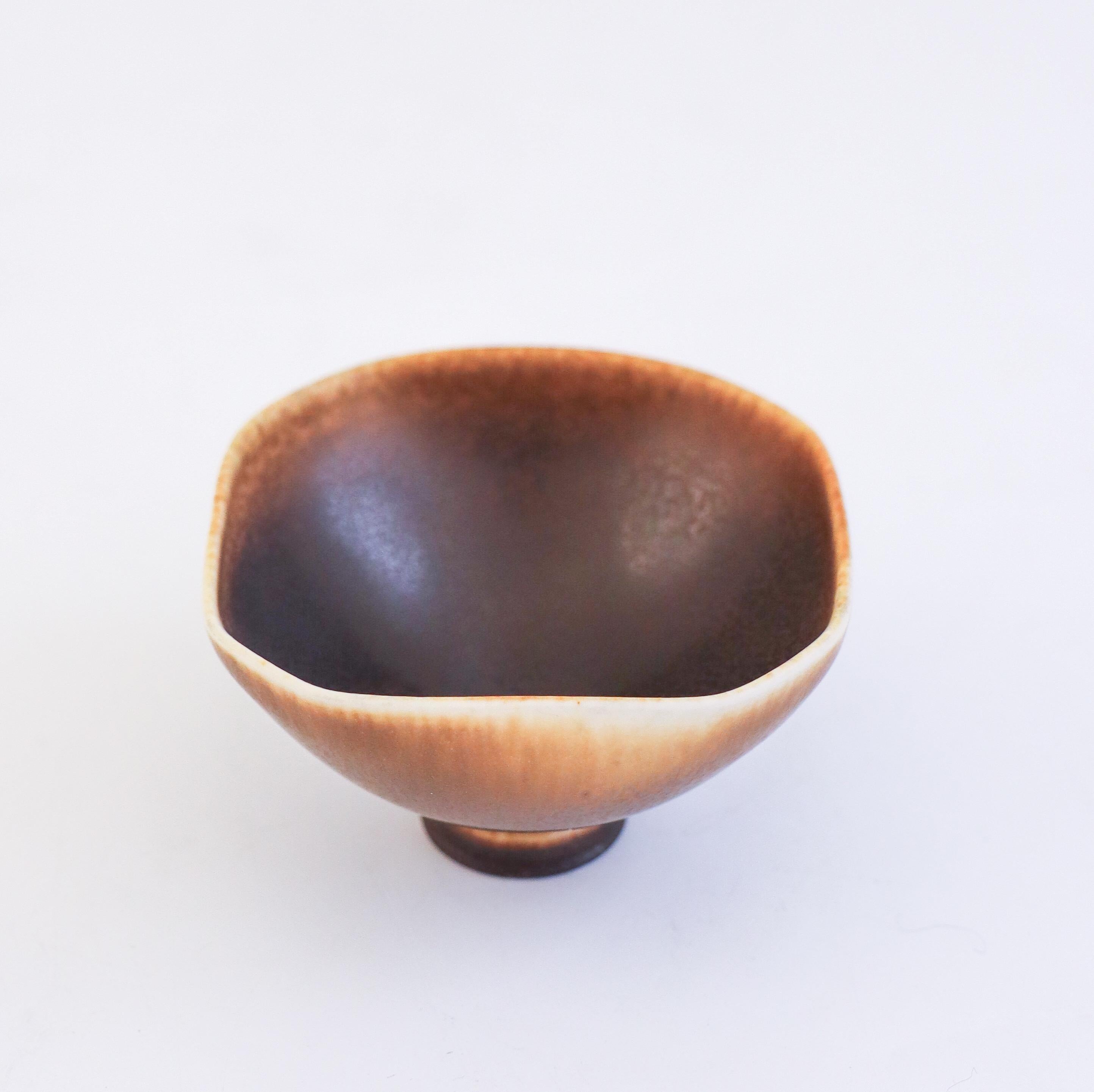 Ceramica Ciotola in miniatura in ceramica marrone, Berndt Friberg, Gustavsberg - 1977 in vendita