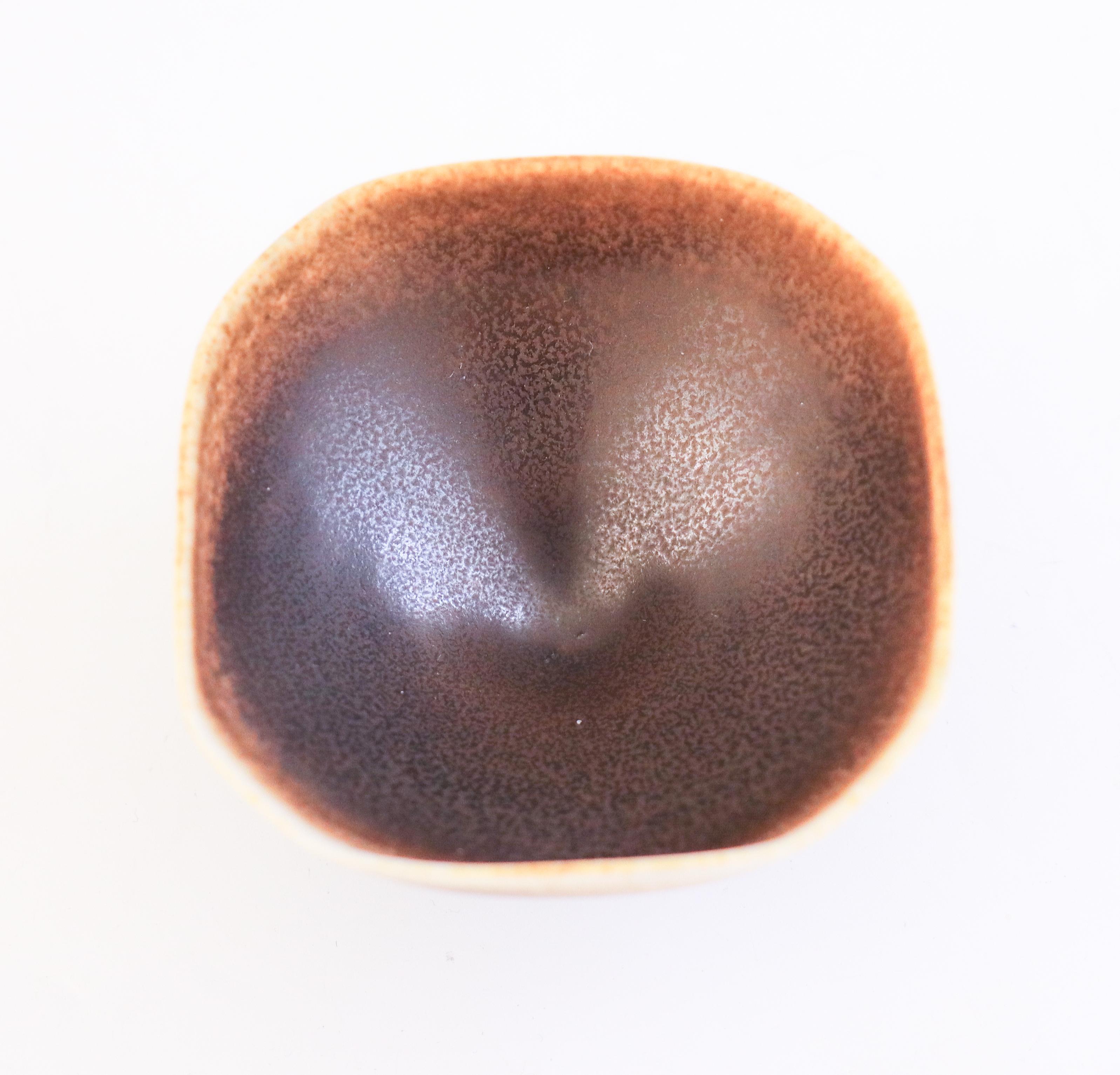 Ciotola in miniatura in ceramica marrone, Berndt Friberg, Gustavsberg - 1977 in vendita 1