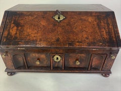 Bureau miniature en ronce de noyer