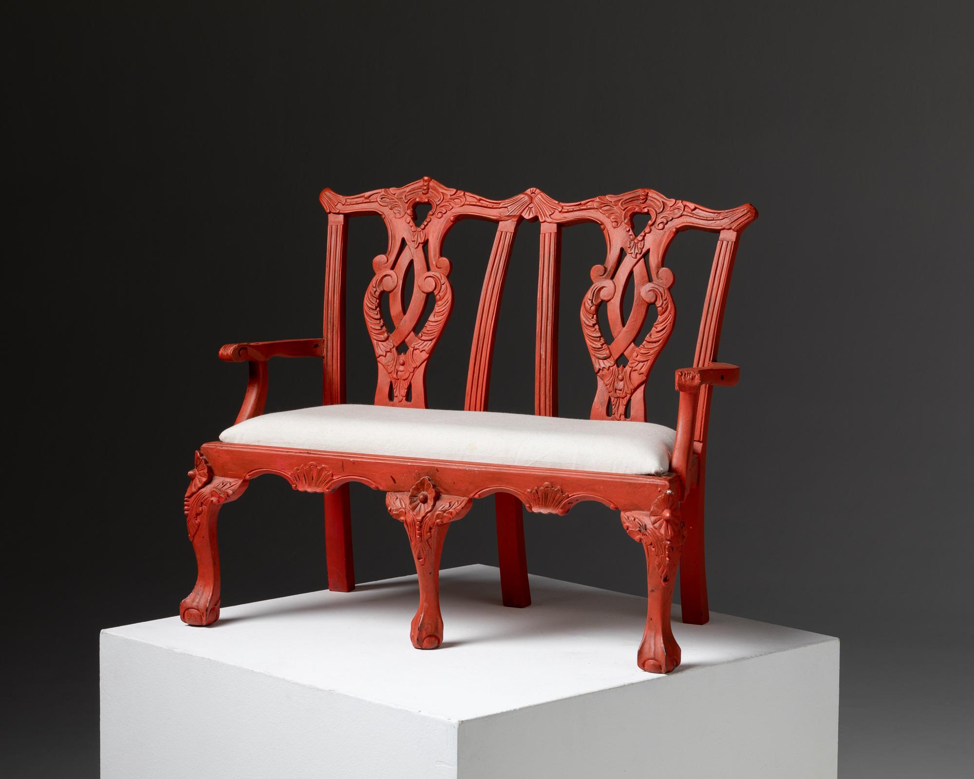 Canapé miniature de style A.V.A.Style.

 Petite chaise longue dans le style de D.João V, également connu sous le nom de DOM I.I., qui reflète typiquement les caractéristiques et l'esthétique de la période baroque, qui était au premier plan pendant