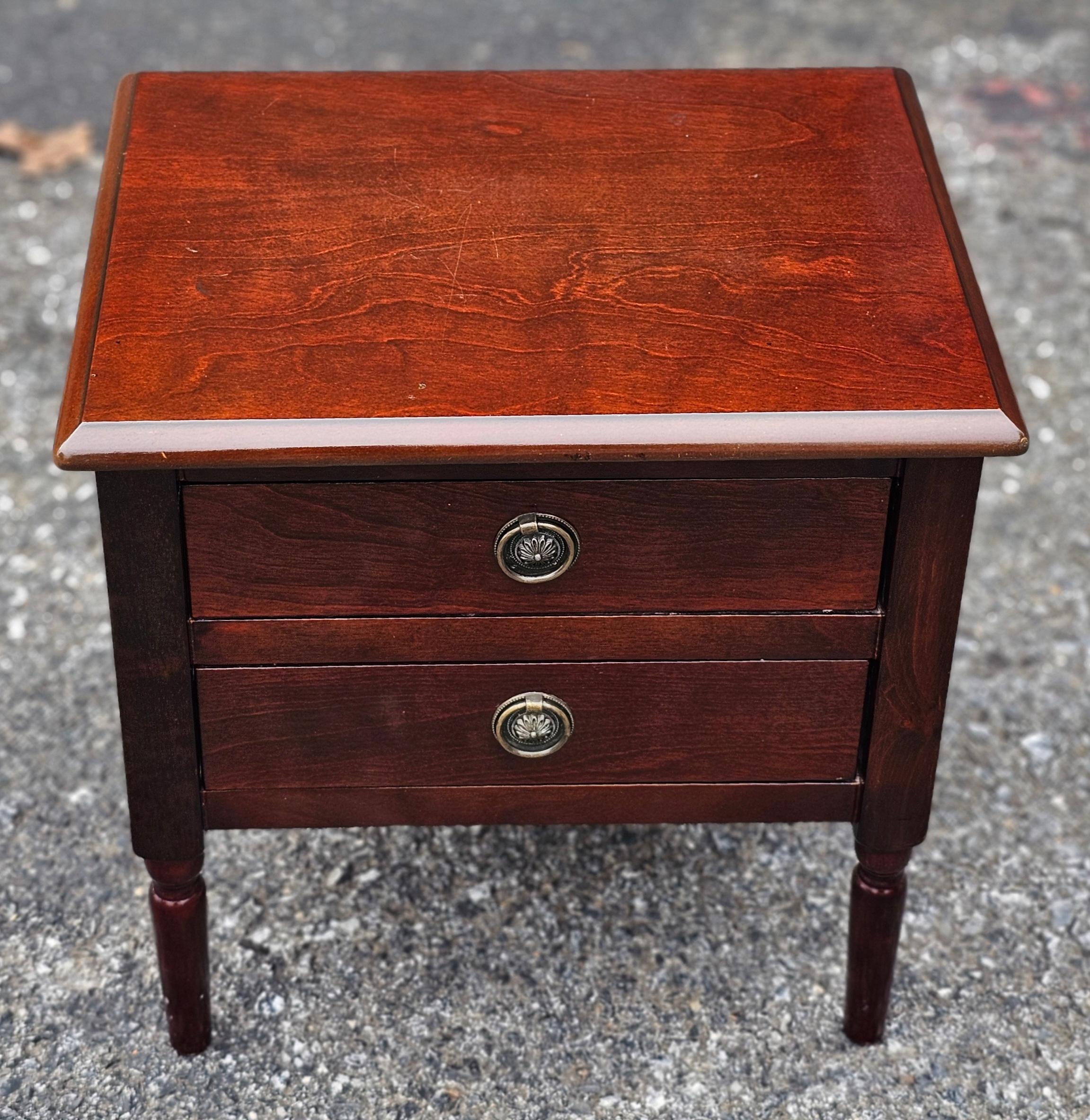 Table de rangement à deux tiroirs en cerisier miniature. Mesure 16