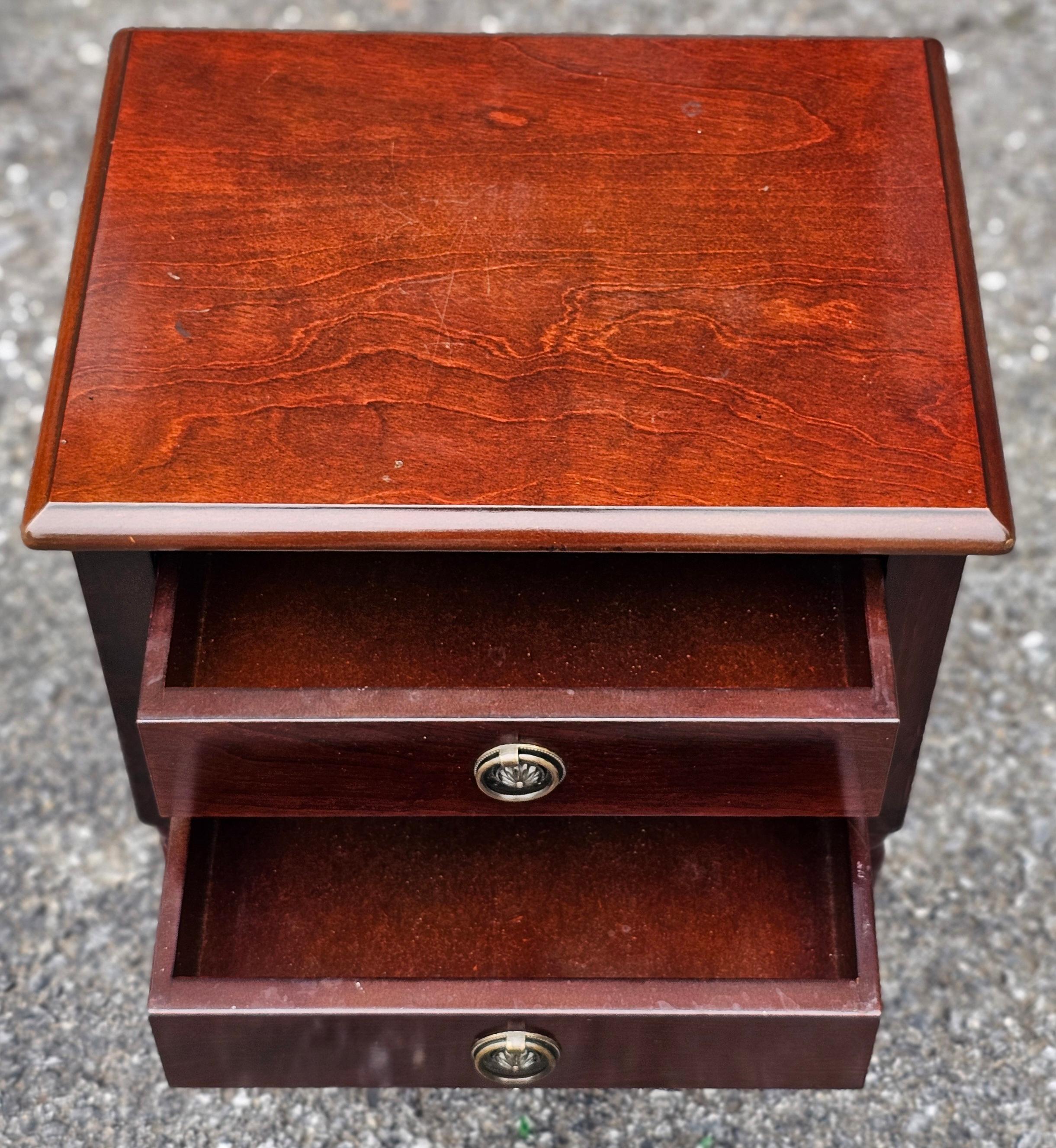 Chippendale chinois Table de rangement à deux tiroirs en cerisier miniature en vente