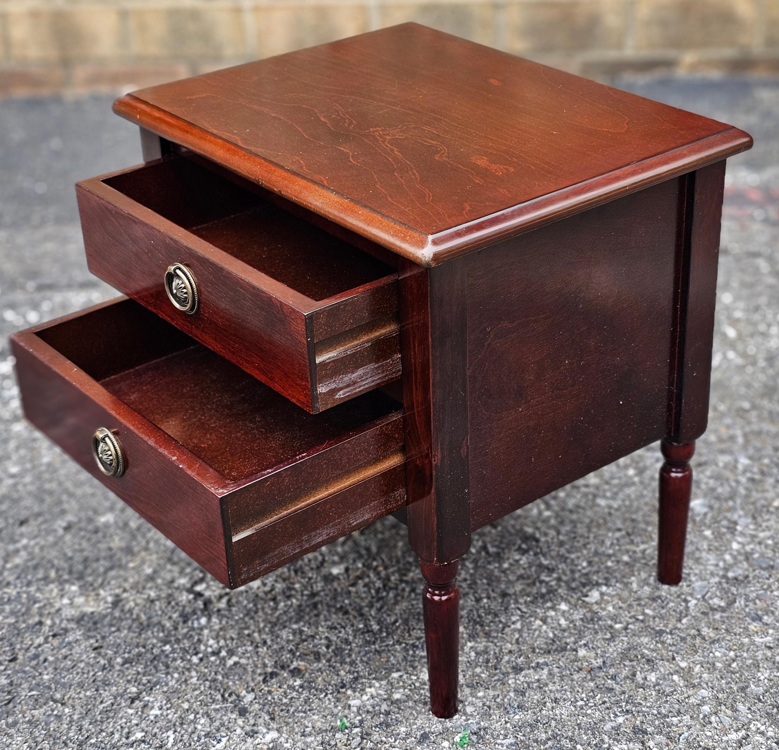 Inconnu Table de rangement à deux tiroirs en cerisier miniature en vente