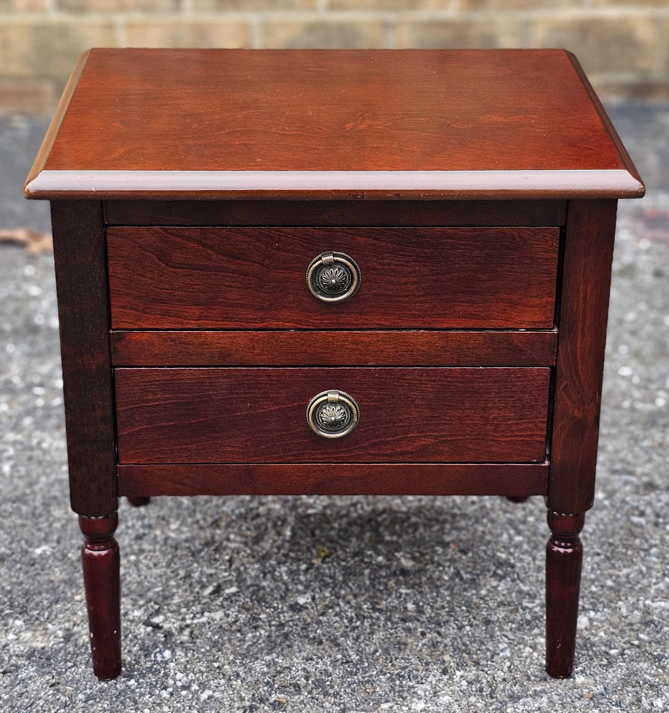 Tacheté Table de rangement à deux tiroirs en cerisier miniature en vente