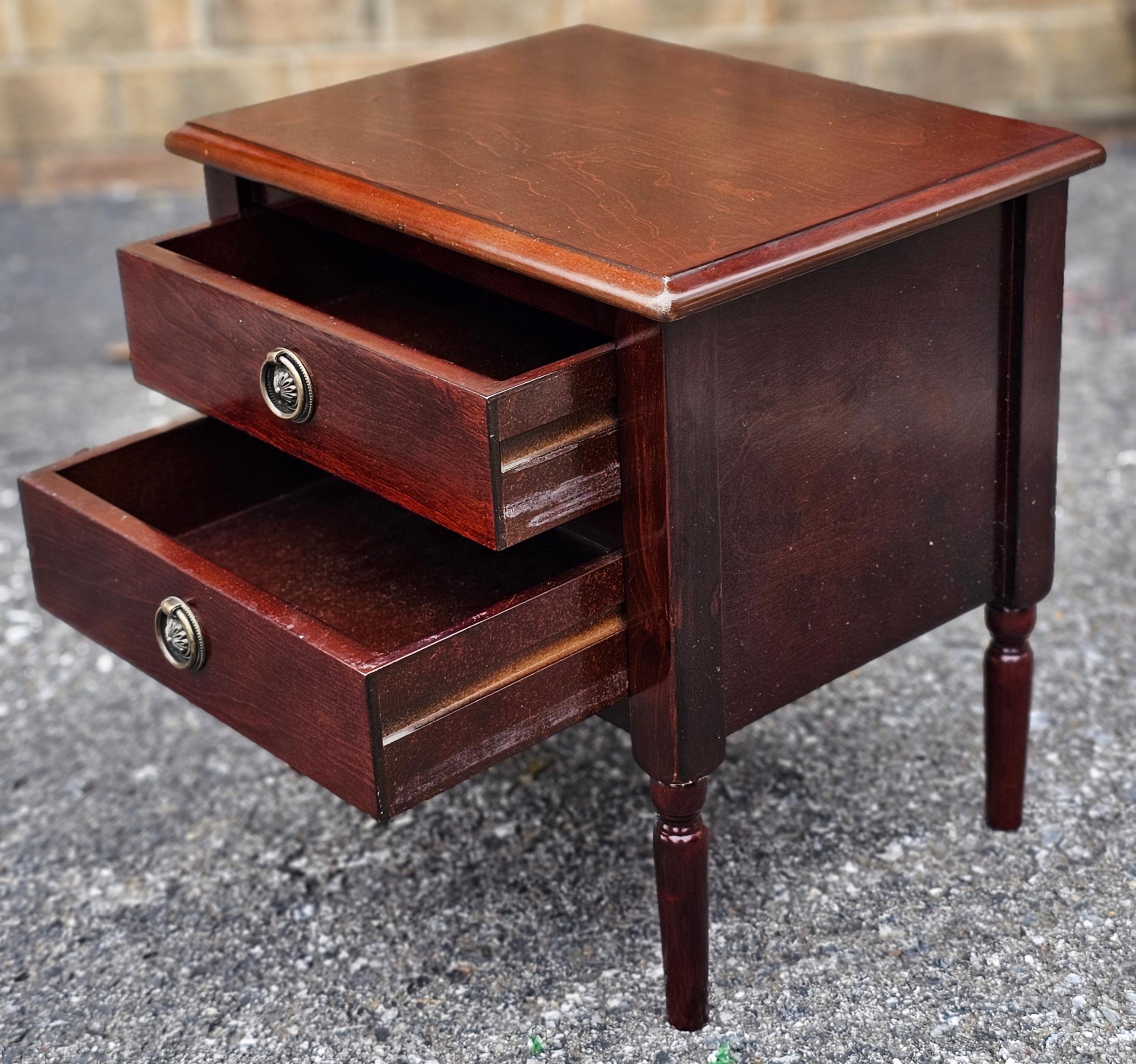 Table de rangement à deux tiroirs en cerisier miniature Bon état - En vente à Germantown, MD