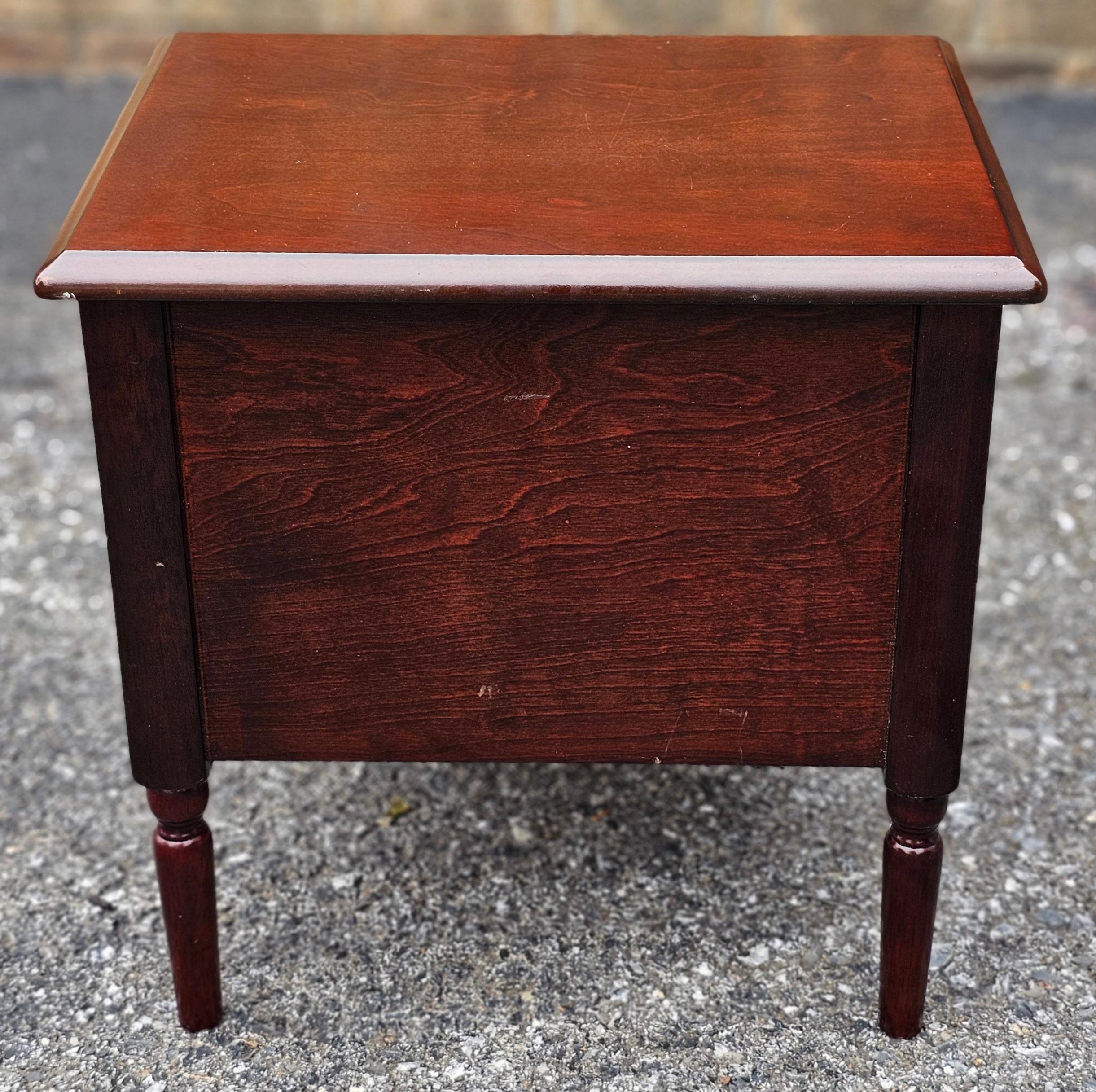 Cerise Table de rangement à deux tiroirs en cerisier miniature en vente