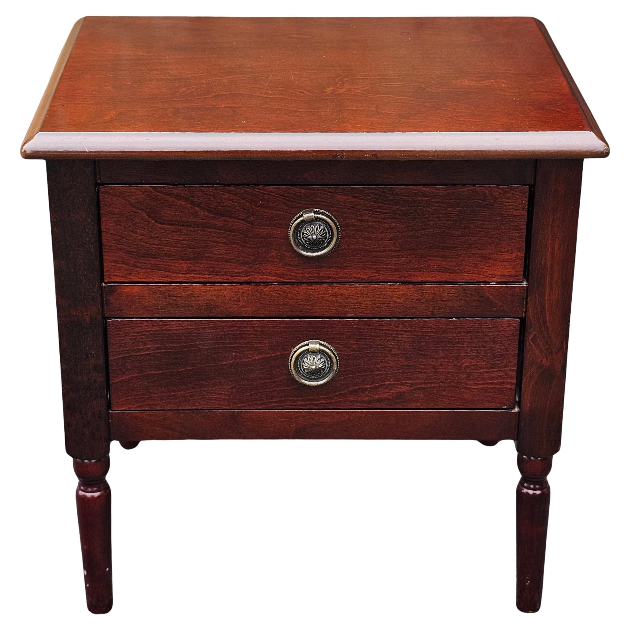 Table de rangement à deux tiroirs en cerisier miniature en vente
