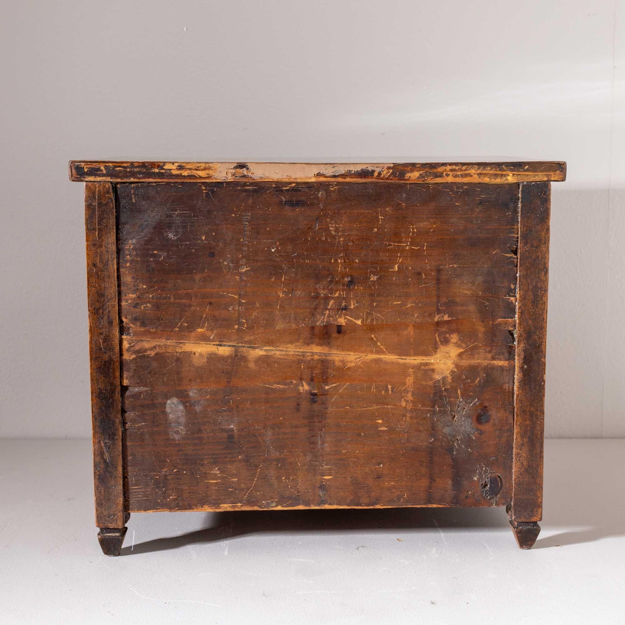 Walnut Miniature chest of drawers, end of 18th century