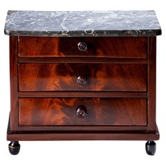 Commode Miniature avec dessus en marbre, début du 19ème siècle