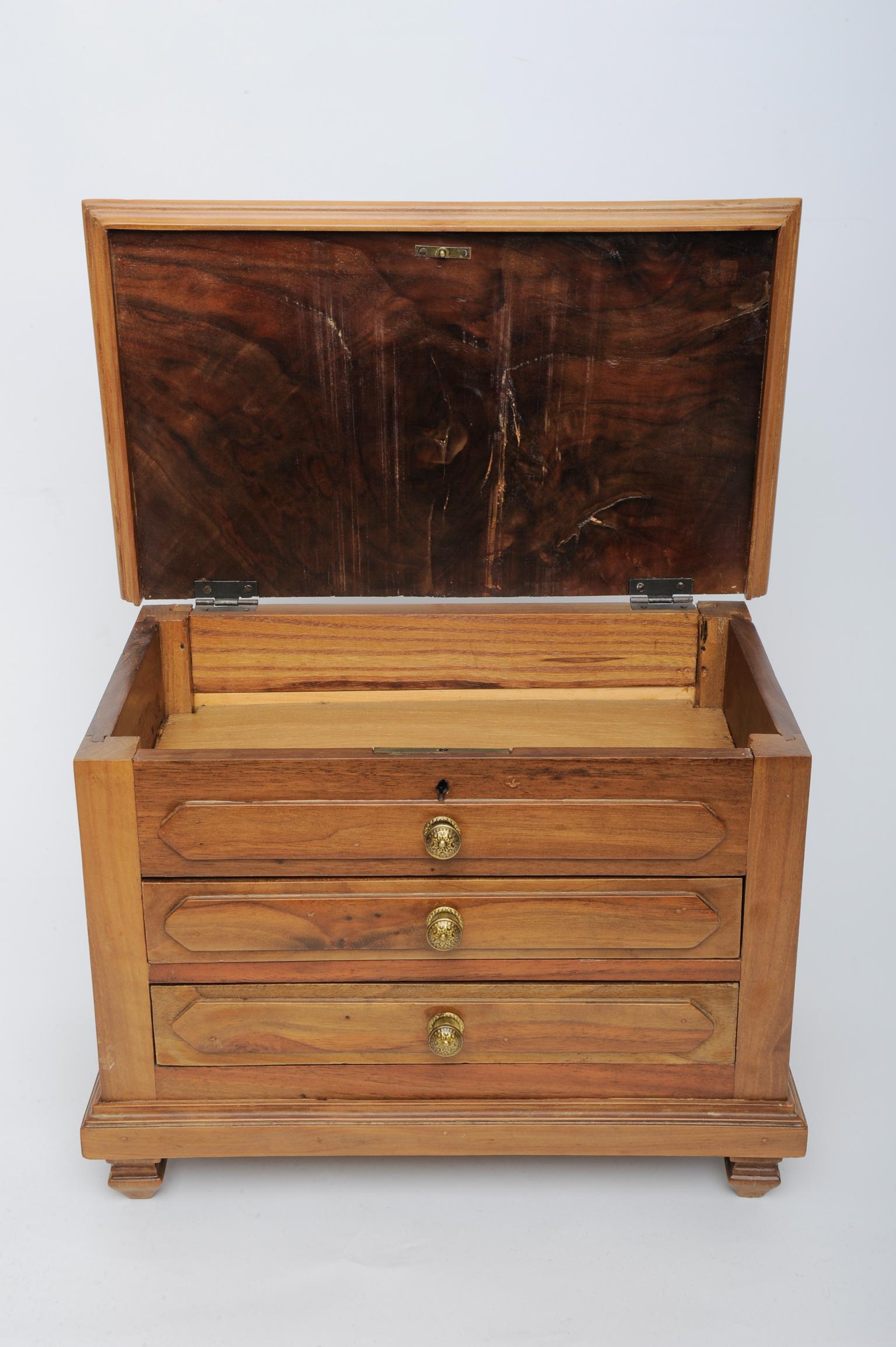 A miniature chest with secret for Your jewels: a little brass rod closes all drawers from the top of the first drawer. Outwarding it is a perfect ornament.
Suitable for collection.
Magazine nr. O/1545
 