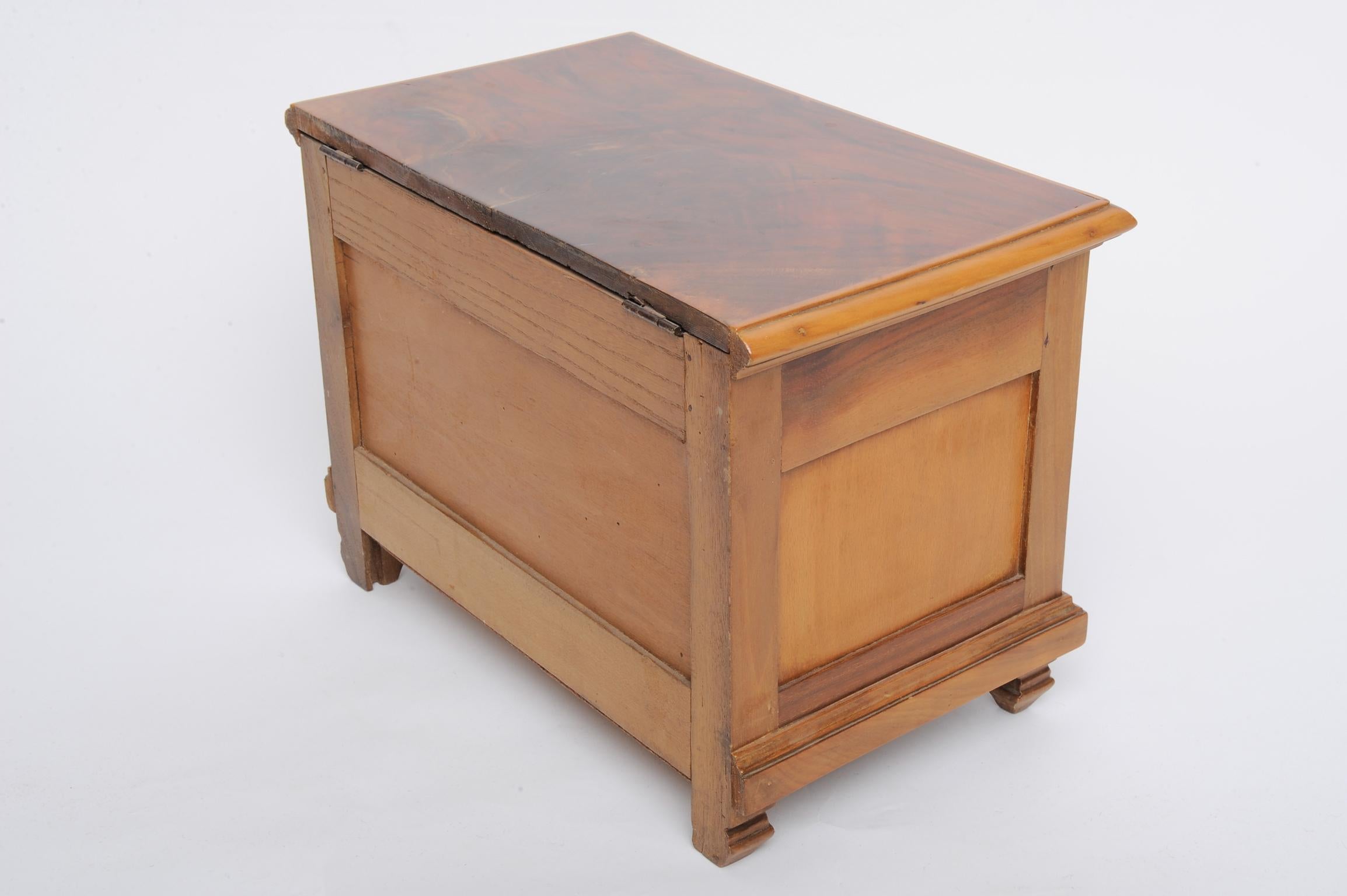 Miniature Chest with Secret In Excellent Condition For Sale In Alessandria, Piemonte