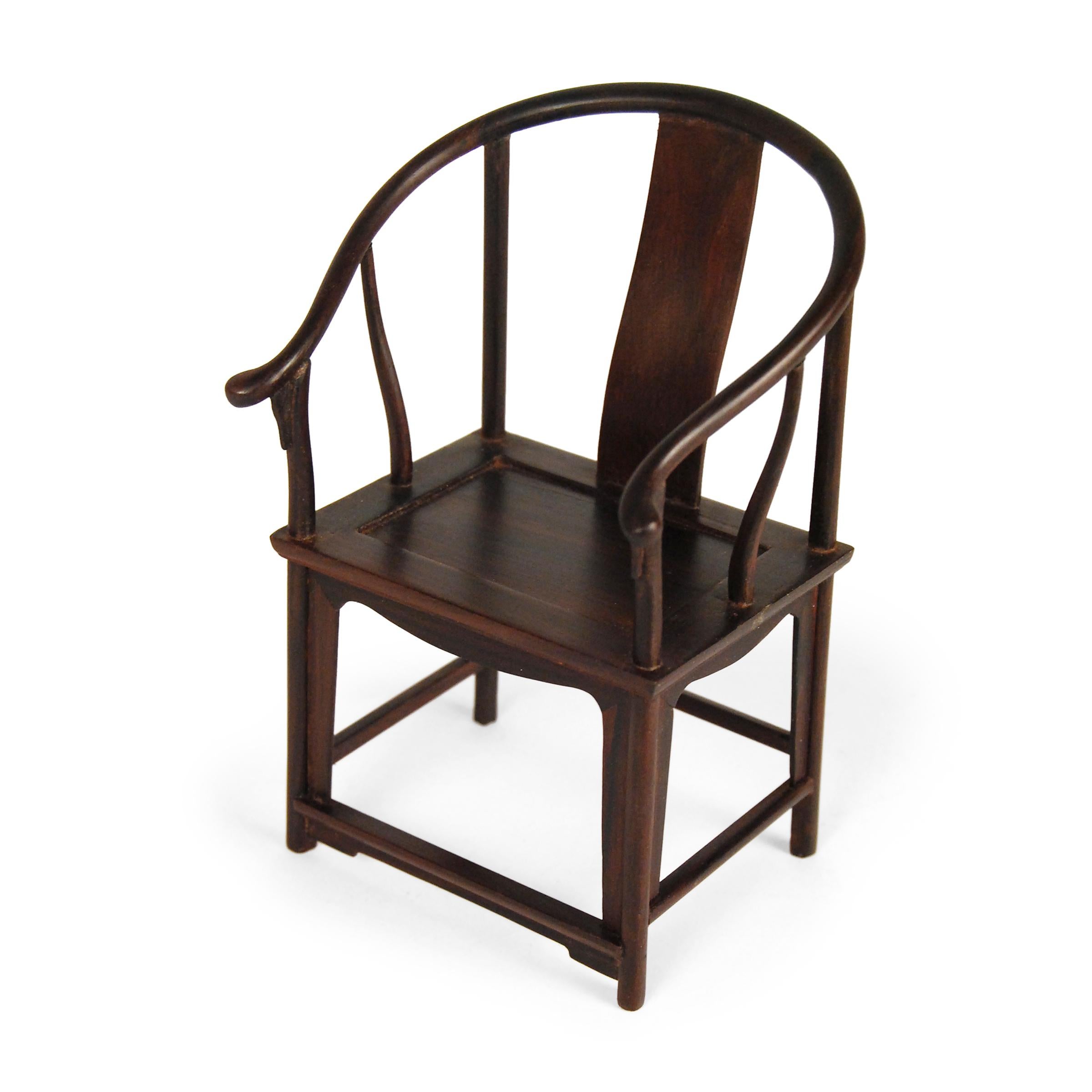 Dieses Miniatur-Möbelset - mit einer Höhe von nur 6 Zoll - bildet klassische chinesische Möbelformen bis ins kleinste Detail nach. Das Set besteht aus einem schönen Hartholz, das für seine Stärke und dunkle Farbe geschätzt wird, und umfasst einen