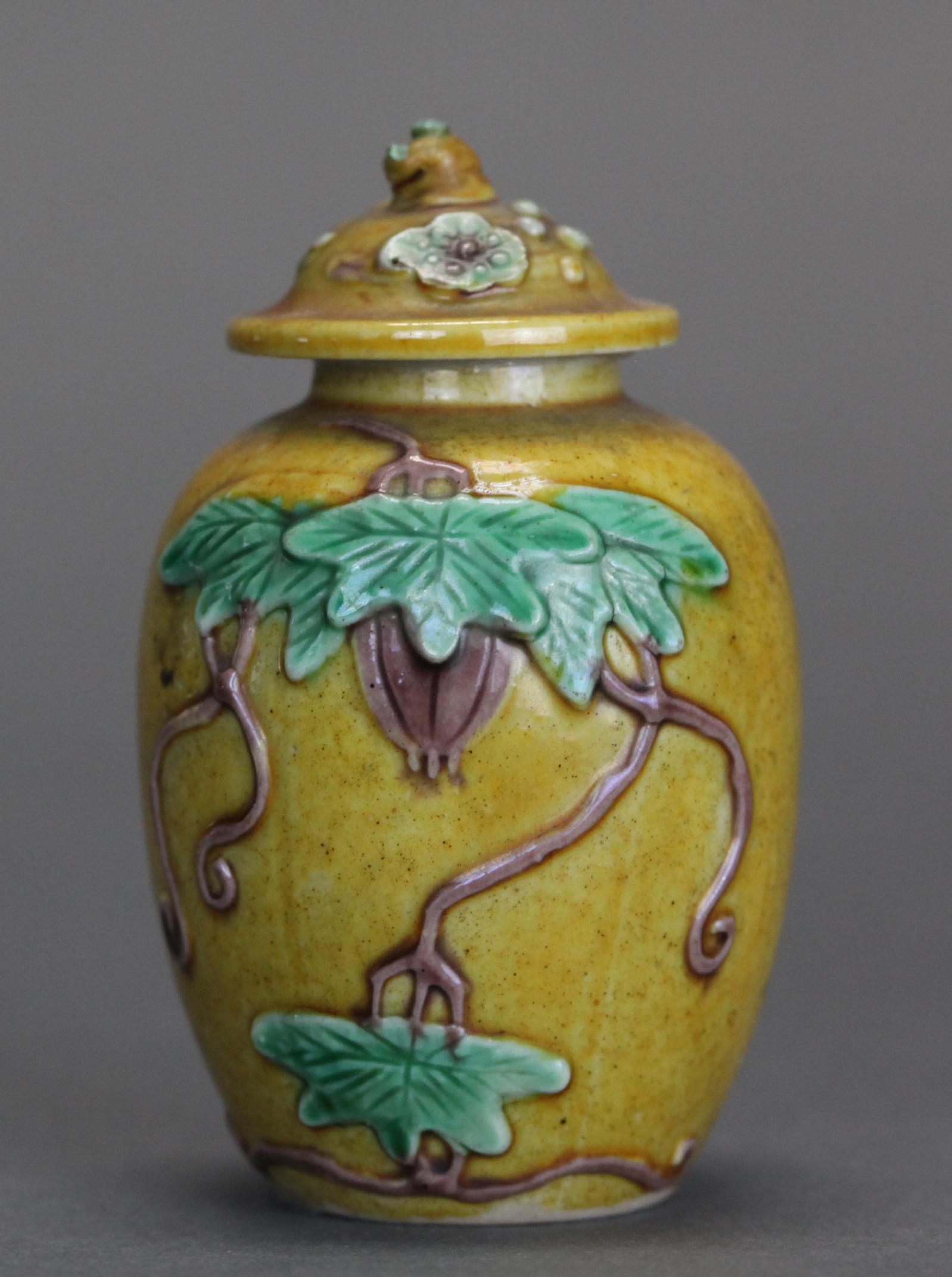 Cinese vaso di copertura in porcellana cinese in miniatura, XIX secolo. in vendita