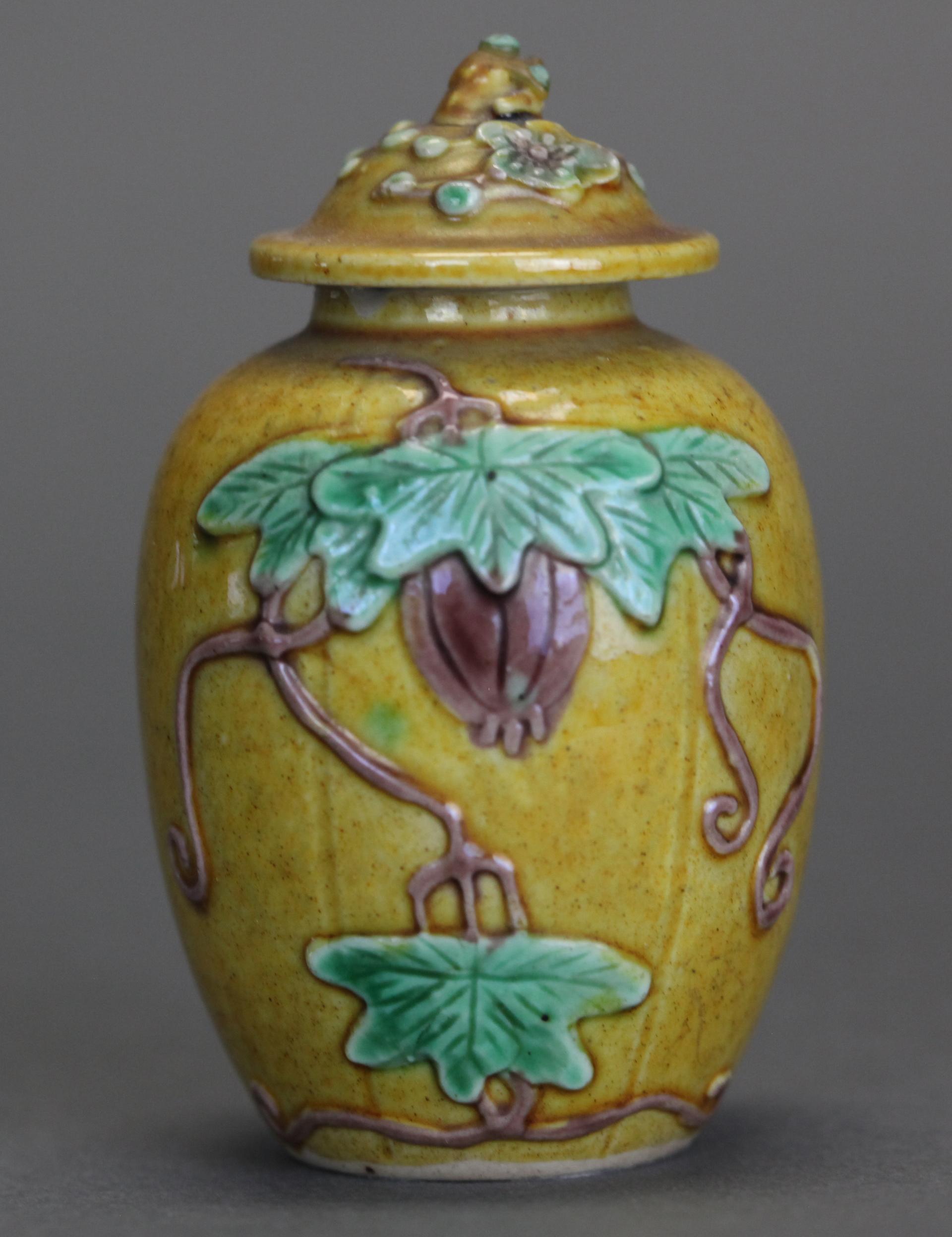 vaso di copertura in porcellana cinese in miniatura, XIX secolo. In condizioni buone in vendita a New York, NY