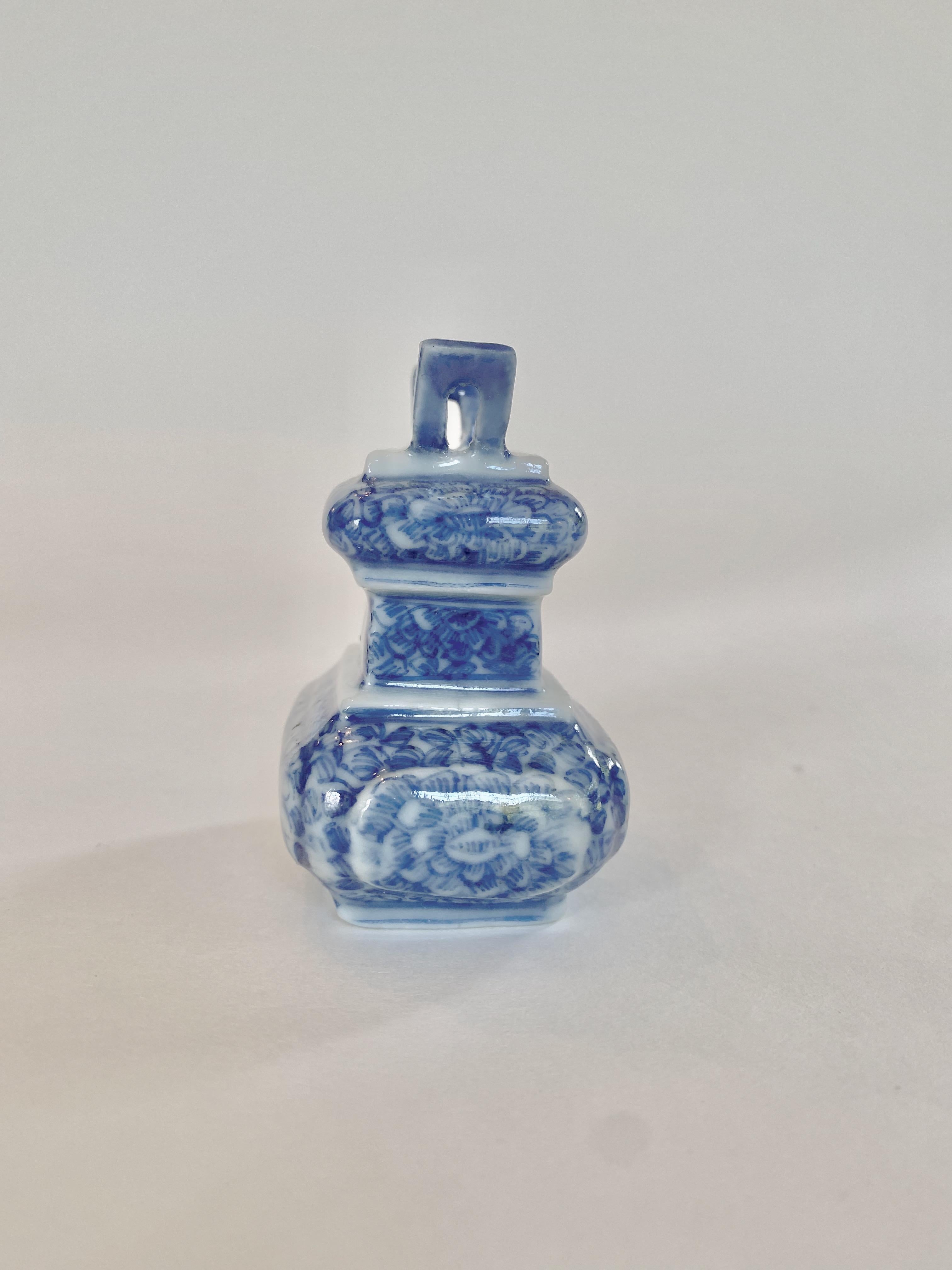 Miniature Chinese Vase with Handles, 18th Century In Good Condition In Atlanta, GA