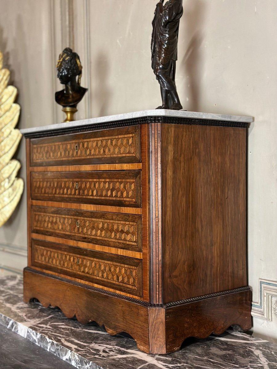 Miniature chest of drawers in mahogany veneer, marquetry of bottomless cubes, marble tablet