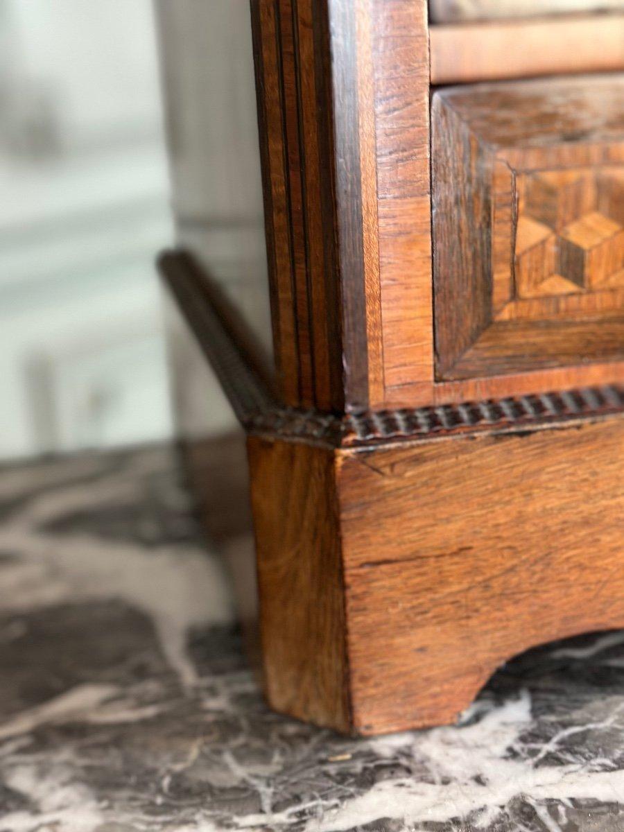 Commodo in miniatura in mogano impiallacciato del XIX secolo in vendita 1