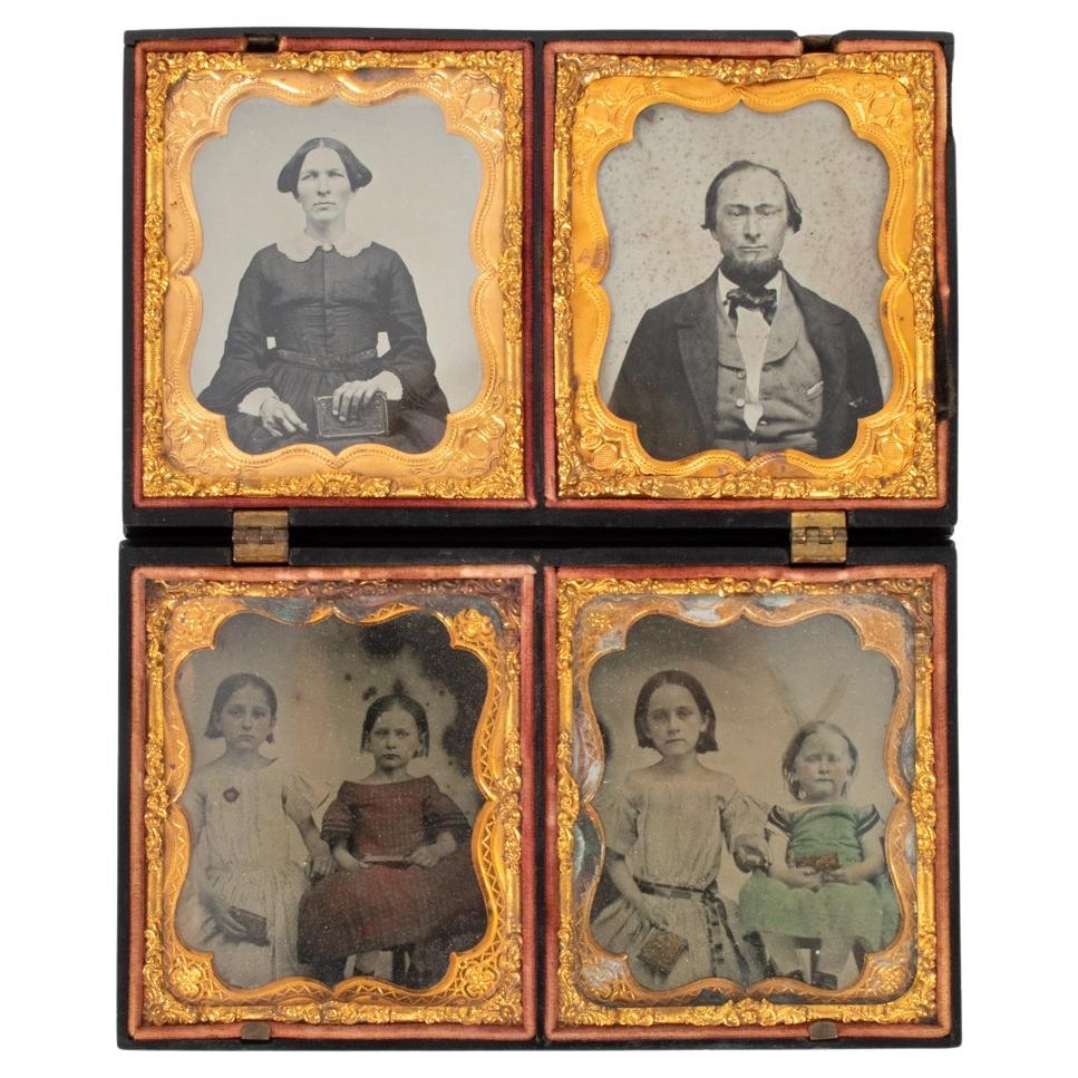 Portraits de famille miniatures au daguerréotype avec coloration à la main dans un étui en gutta-percha en vente