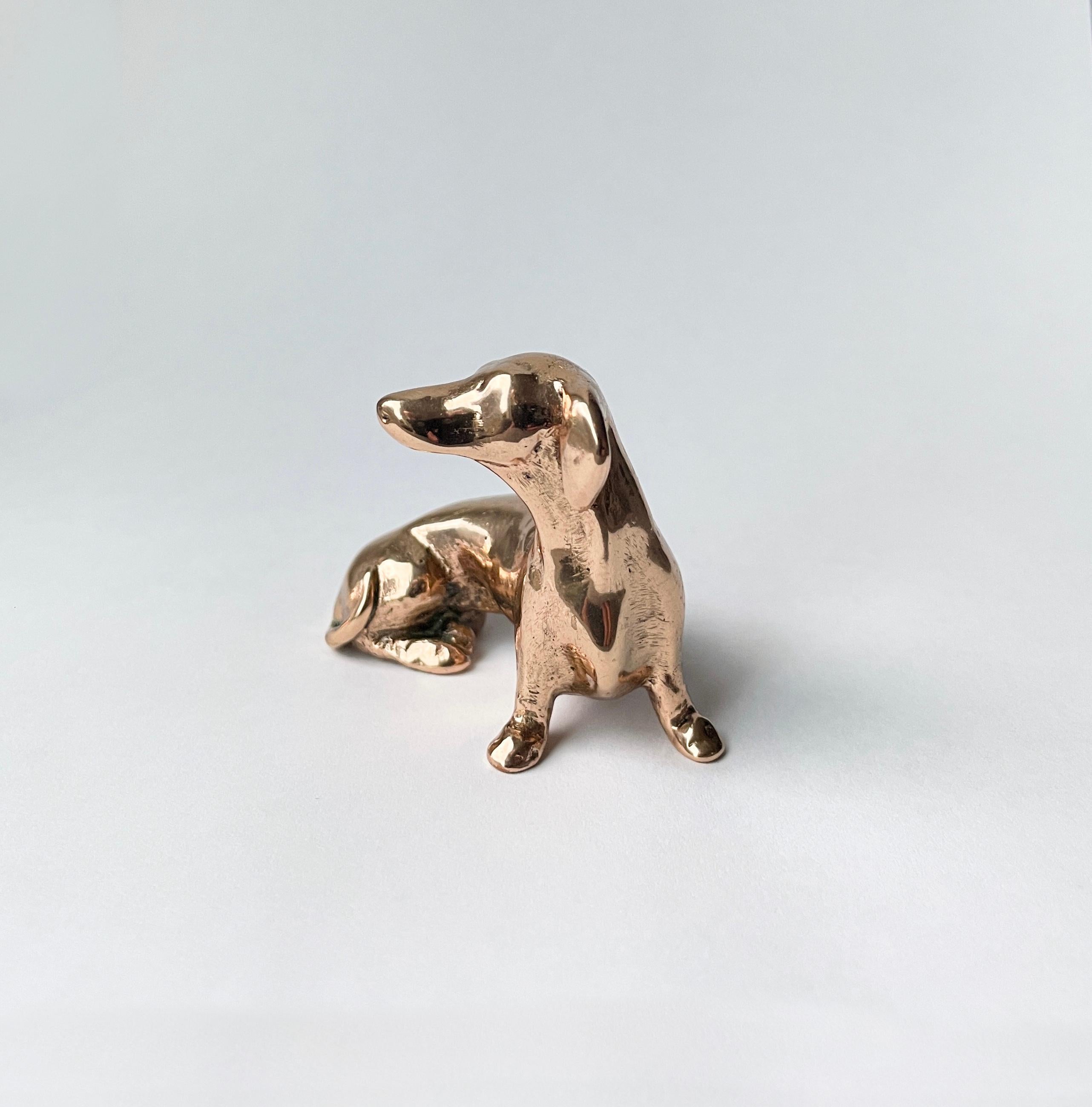 Escultura de bronce fundido a mano de perro miniatura Moderno orgánico en venta