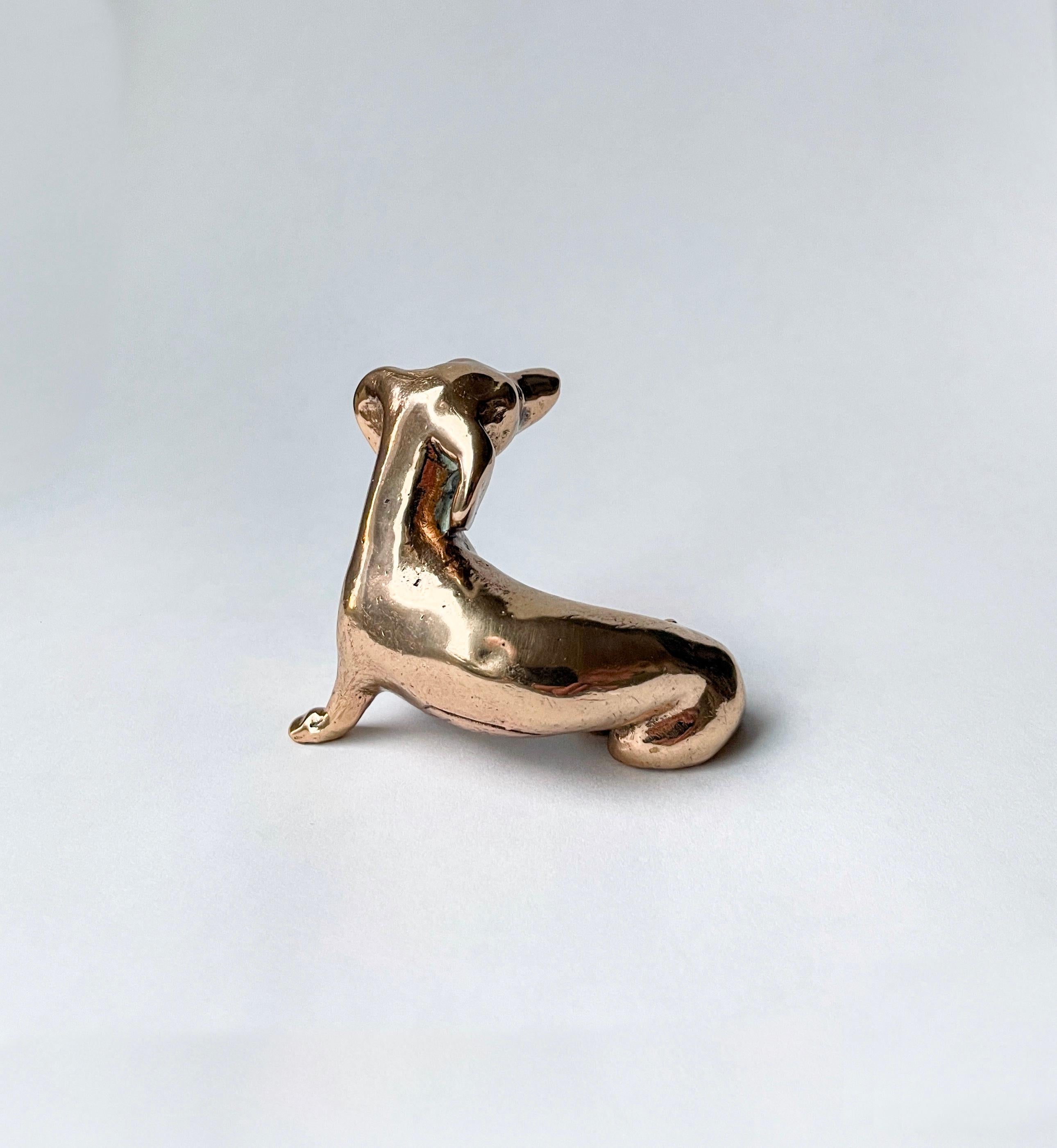 Escultura de bronce fundido a mano de perro miniatura en venta 1