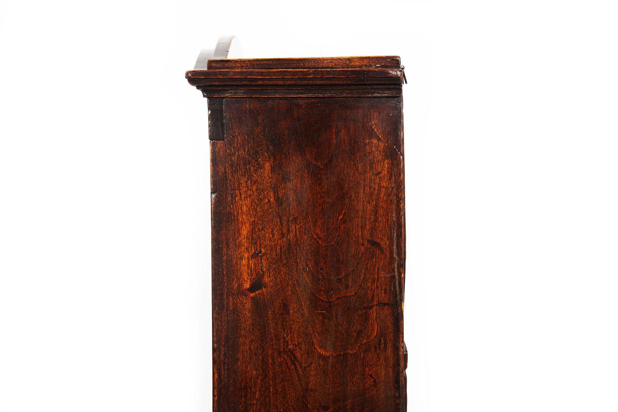 Armoire de poupée miniature en bois de fruitier teinté de style provincial français en vente 10