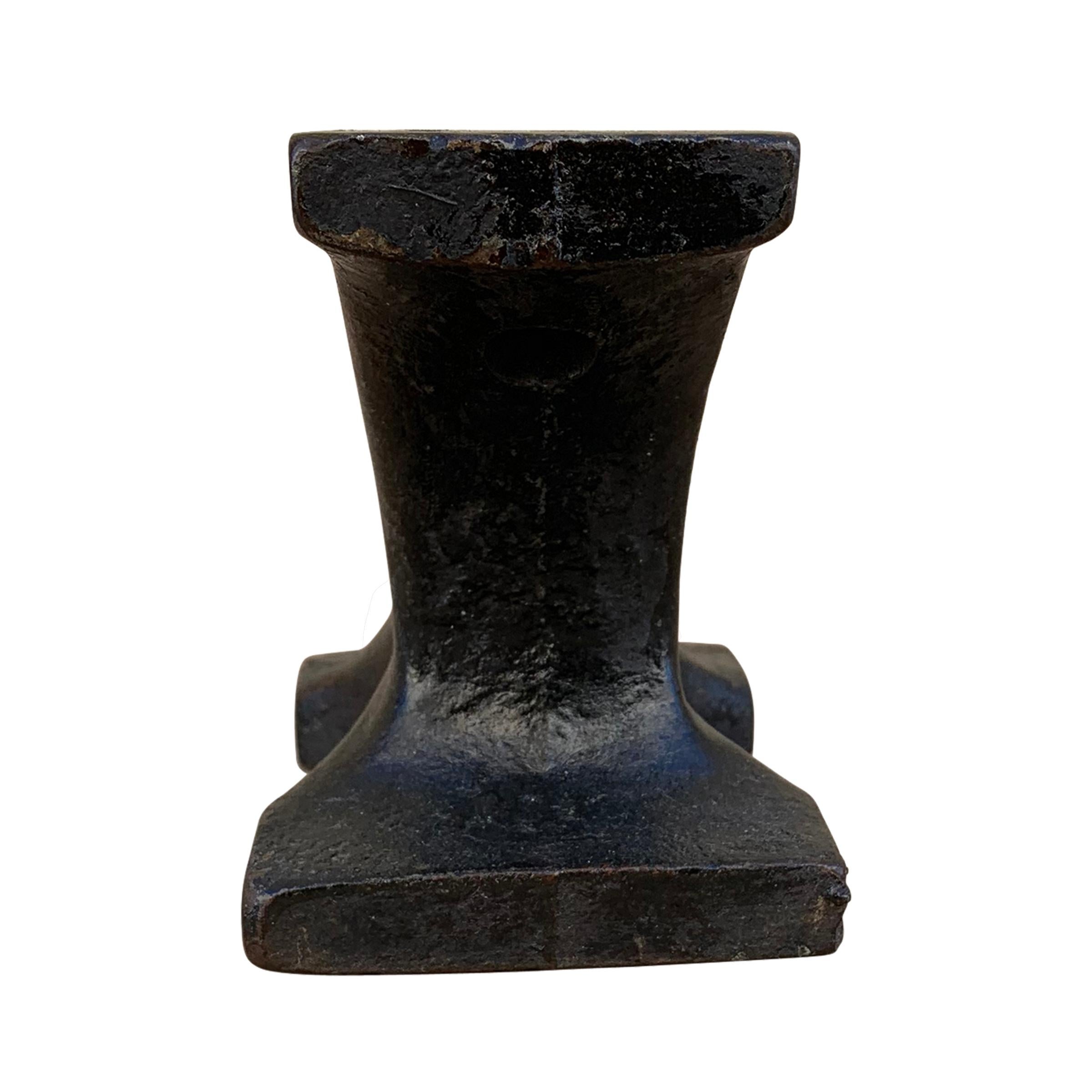 Miniature Early 20th Century American Iron Anvil In Good Condition In Chicago, IL