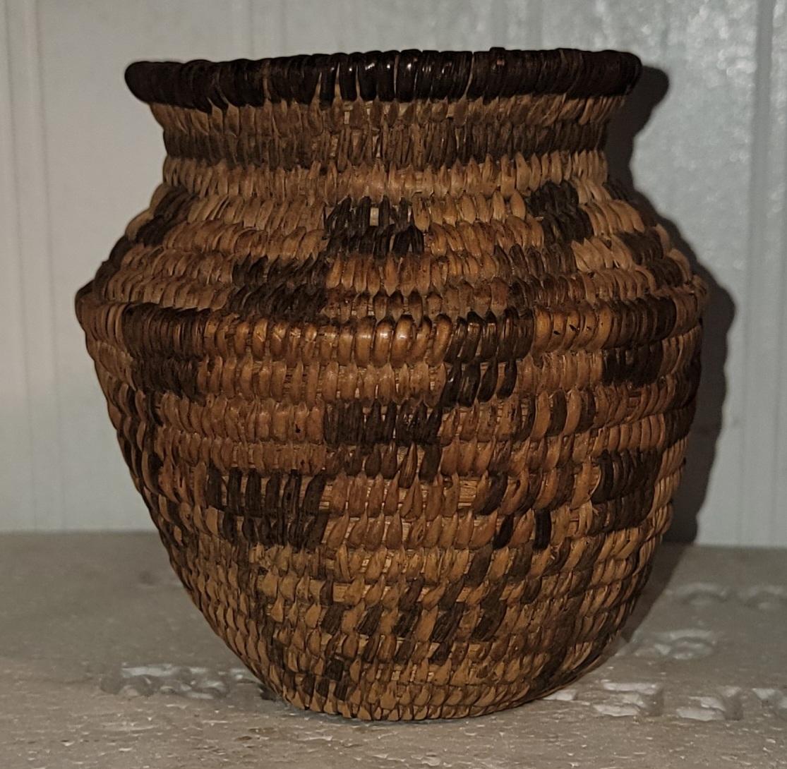 Miniature Early 20thc Apache / Navajo Indian Basket In Good Condition For Sale In Los Angeles, CA