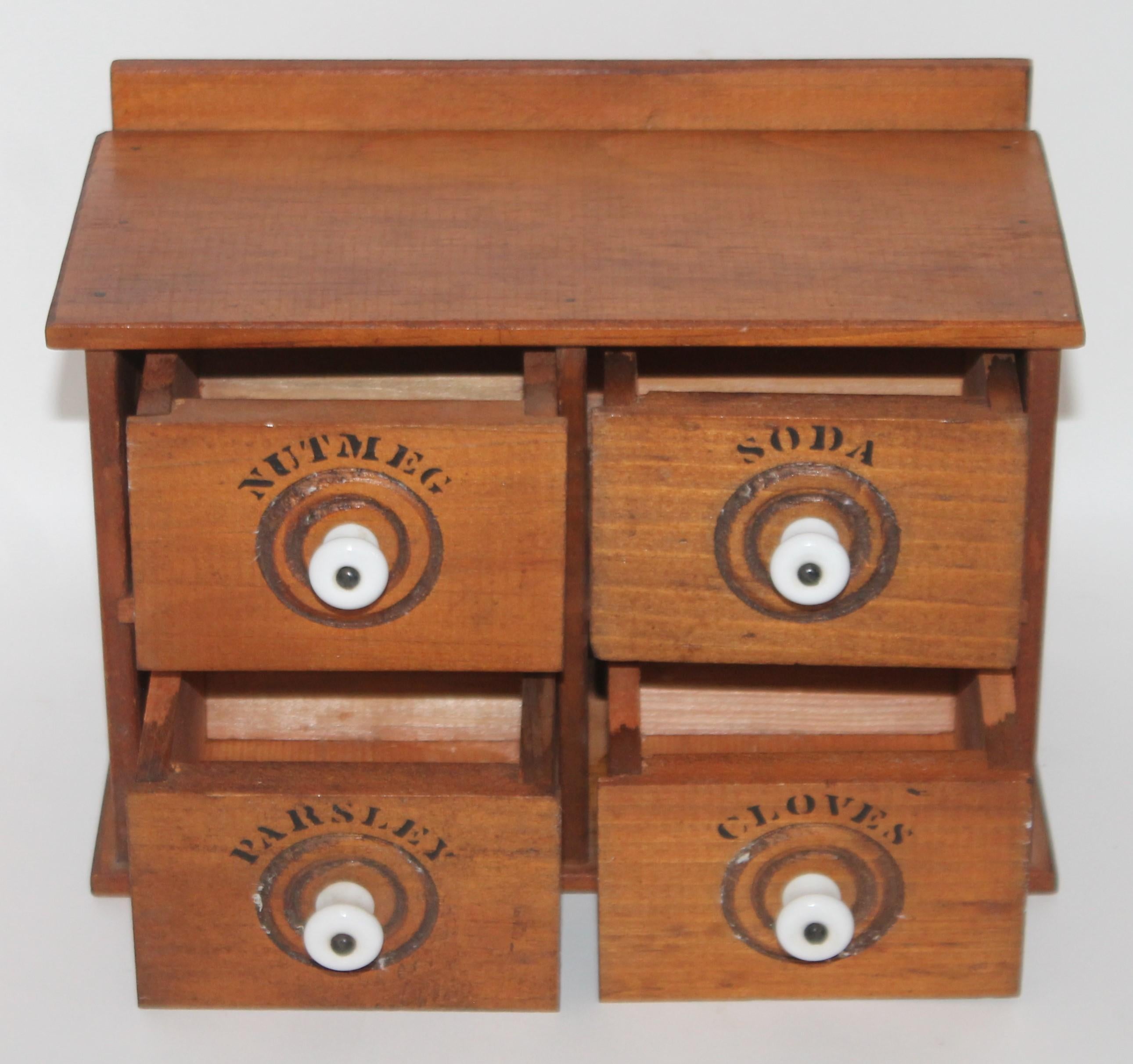 Américain Boîte à pointes miniature avec tiroirs à pochoirs d'origine en vente