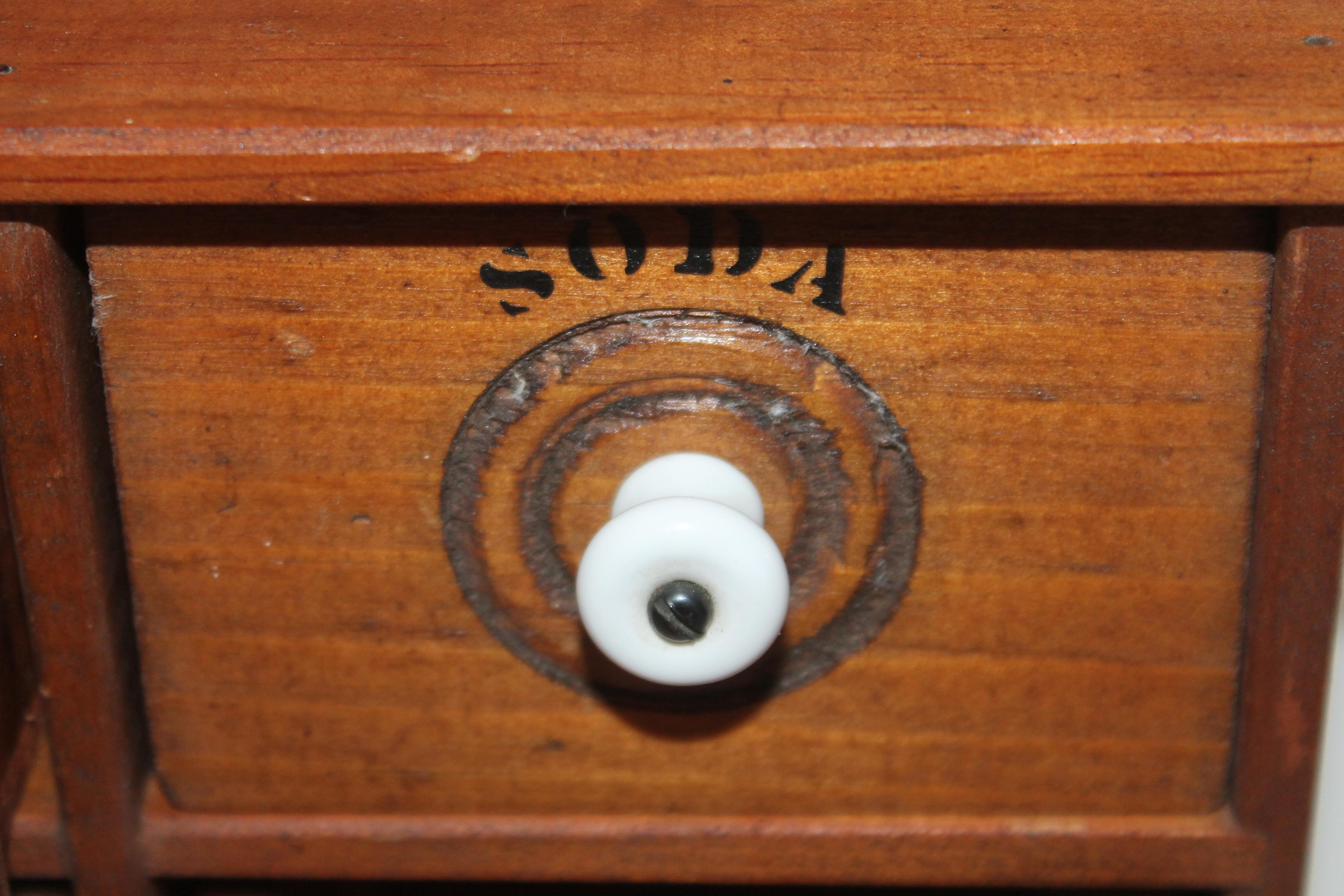 20ième siècle Boîte à pointes miniature avec tiroirs à pochoirs d'origine en vente