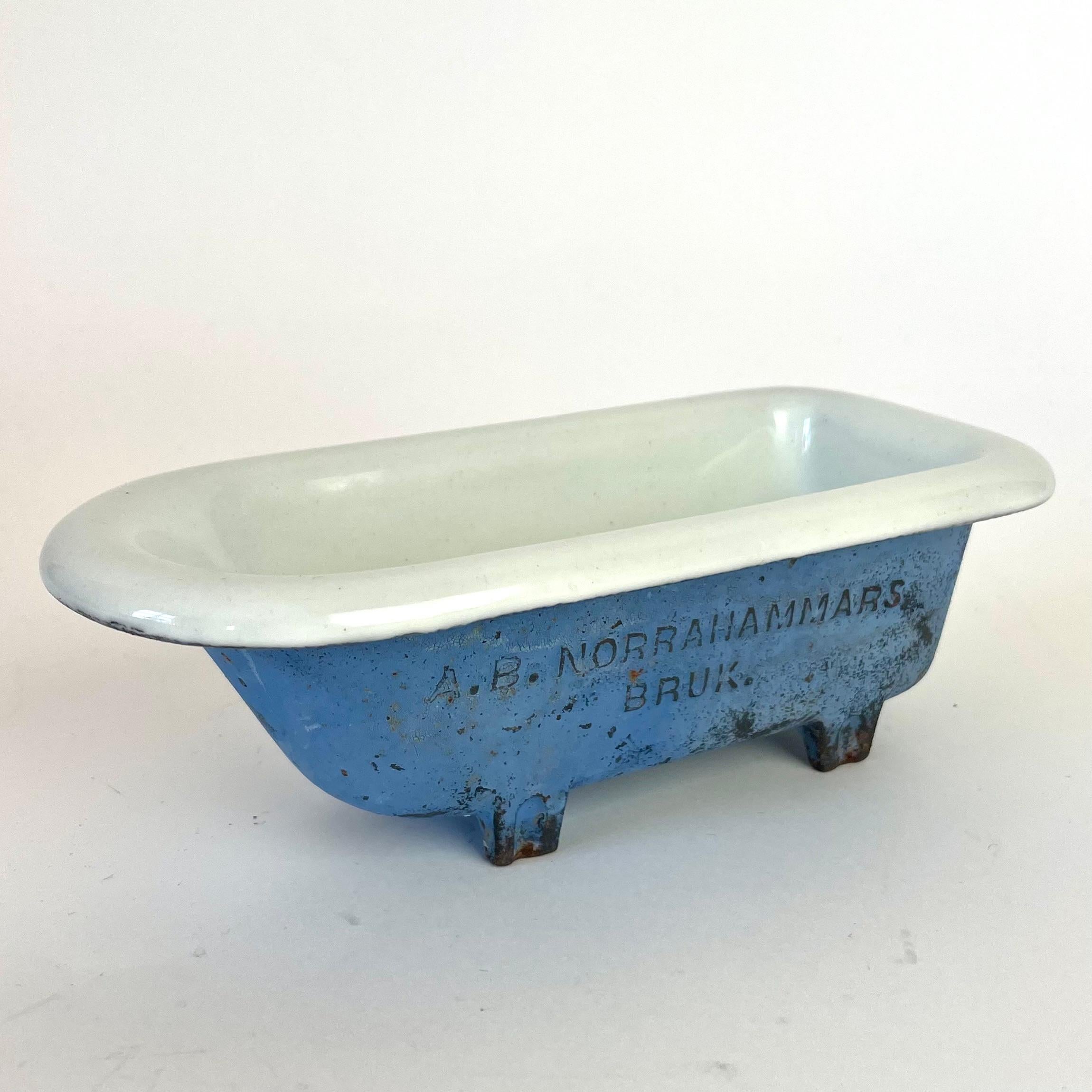 Miniature Enamel Bathtub Pipe Stand – A.B. Norrahammars Bruk, Sweden

Charming and rare miniature pipe stand in the shape of an enameled cast-iron bathtub, manufactured by the renowned A.B. Norrahammars Bruk, Sweden. Likely produced between the
