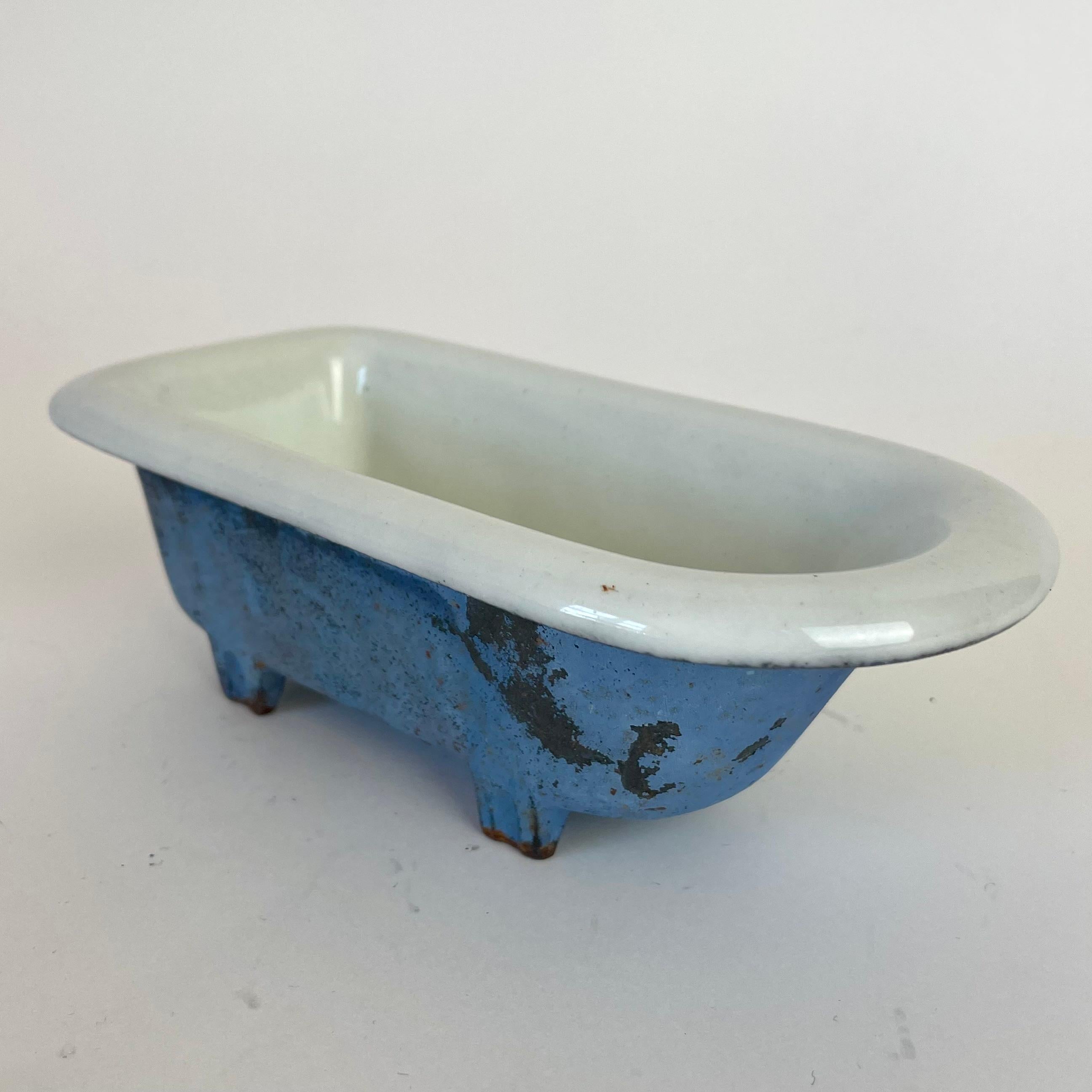 Miniature Enamel Bathtub Pipe Stand – A.B. Norrahammars Bruk, Sweden In Good Condition In Knivsta, SE