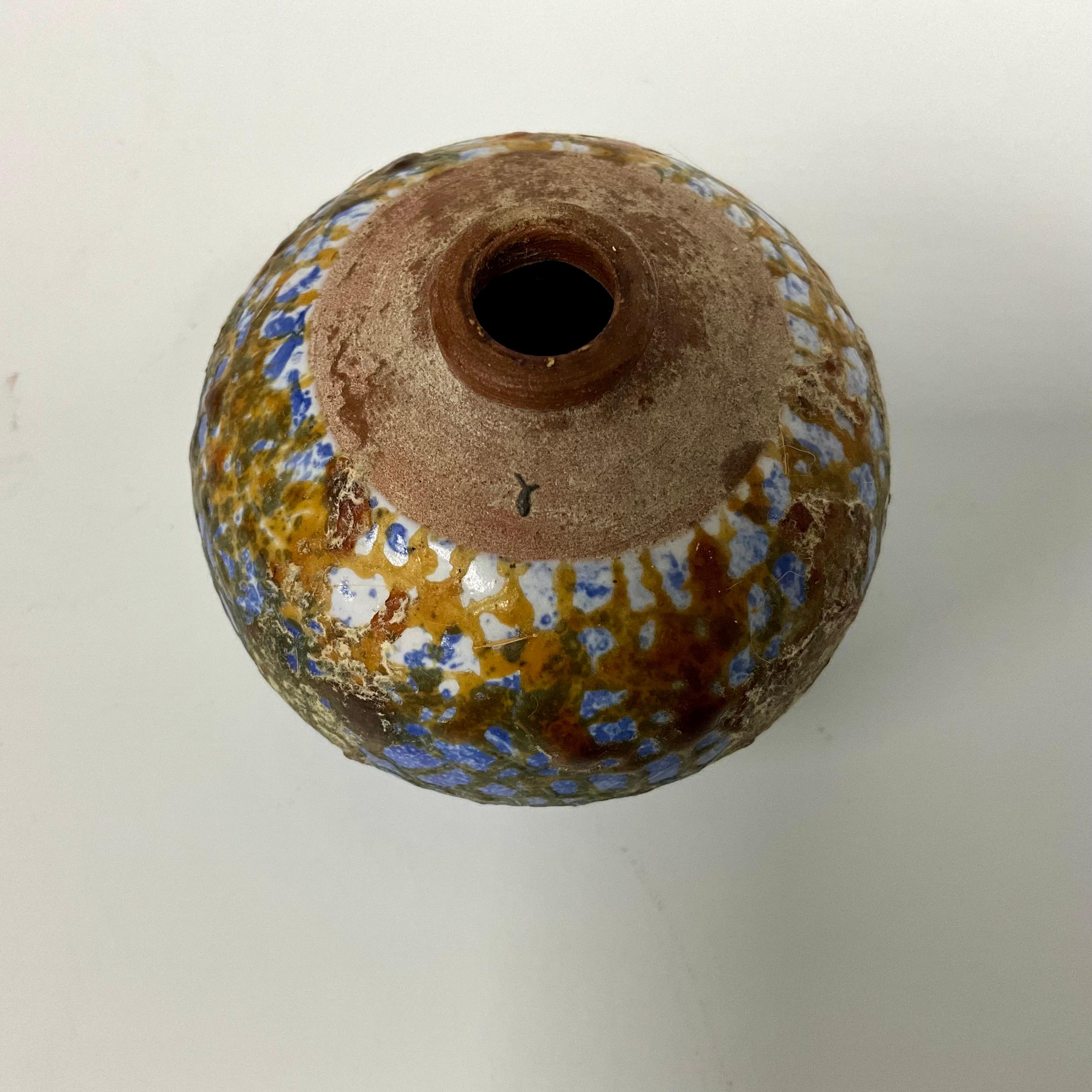 Vaso per erbacce smaltato in miniatura - 20° secolo

Questo delizioso vaso di erbacce in miniatura, realizzato nel XX secolo, presenta uno smalto nei toni del blu, del marrone e del bianco su terracotta. Le sue dimensioni compatte lo rendono un