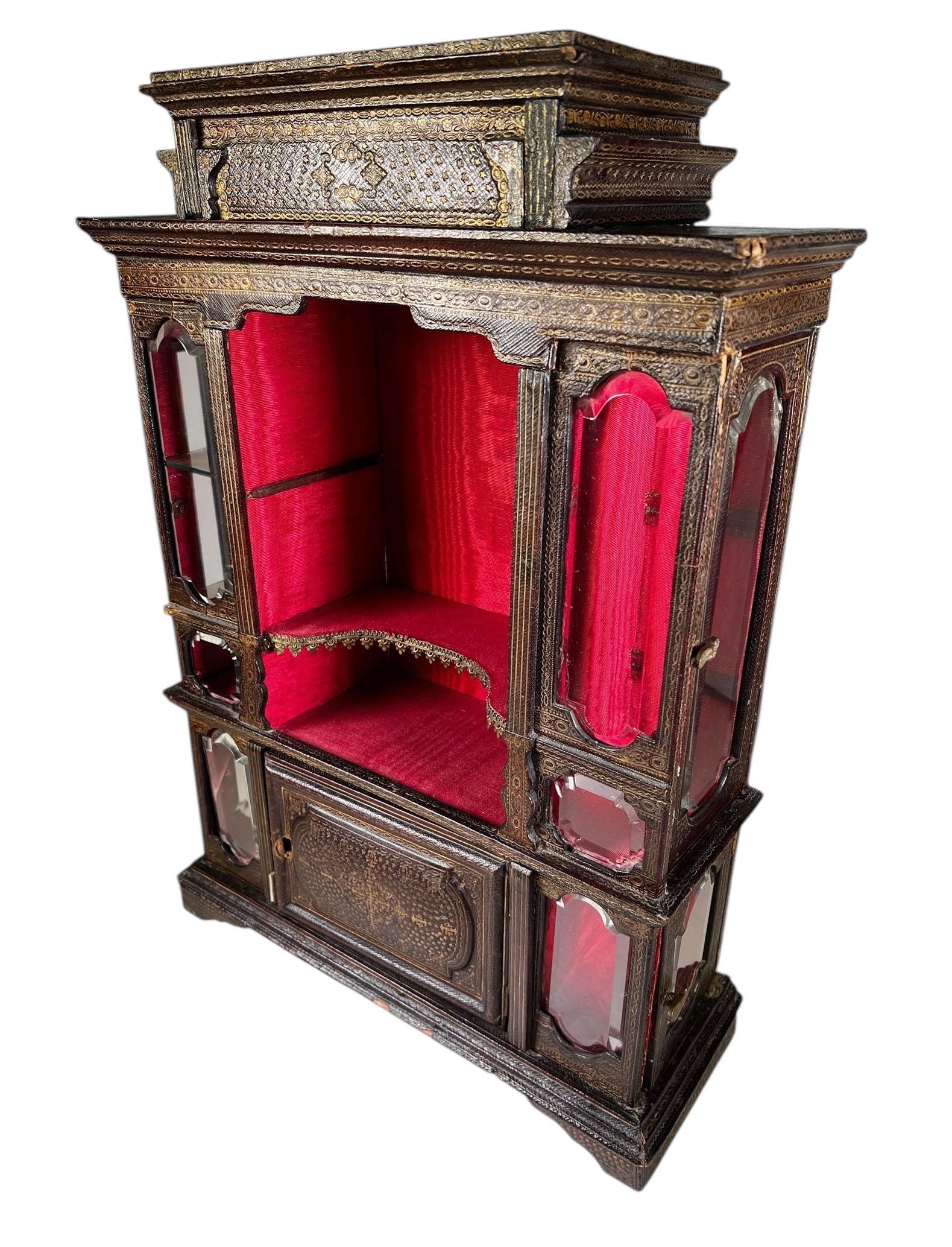 Miniatur Florentine Leder Kabinett mit Goldgravur und abgeschrägtem Glas (Italienisch) im Angebot