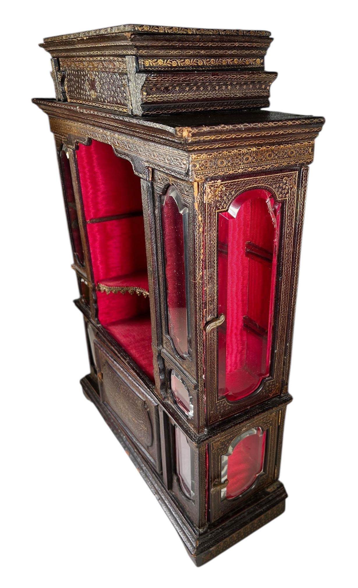 Miniatur Florentine Leder Kabinett mit Goldgravur und abgeschrägtem Glas im Zustand „Gut“ im Angebot in Dallas, TX