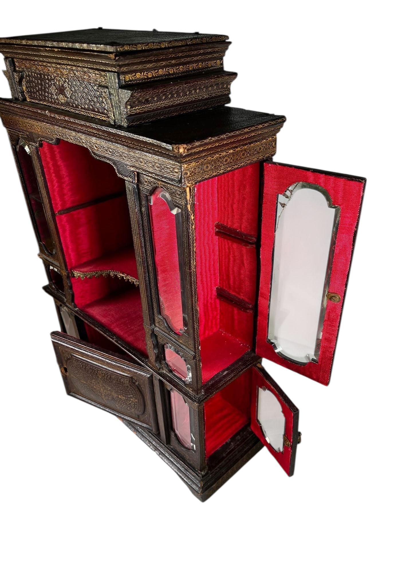 Miniatur Florentine Leder Kabinett mit Goldgravur und abgeschrägtem Glas (Spätes 19. Jahrhundert) im Angebot