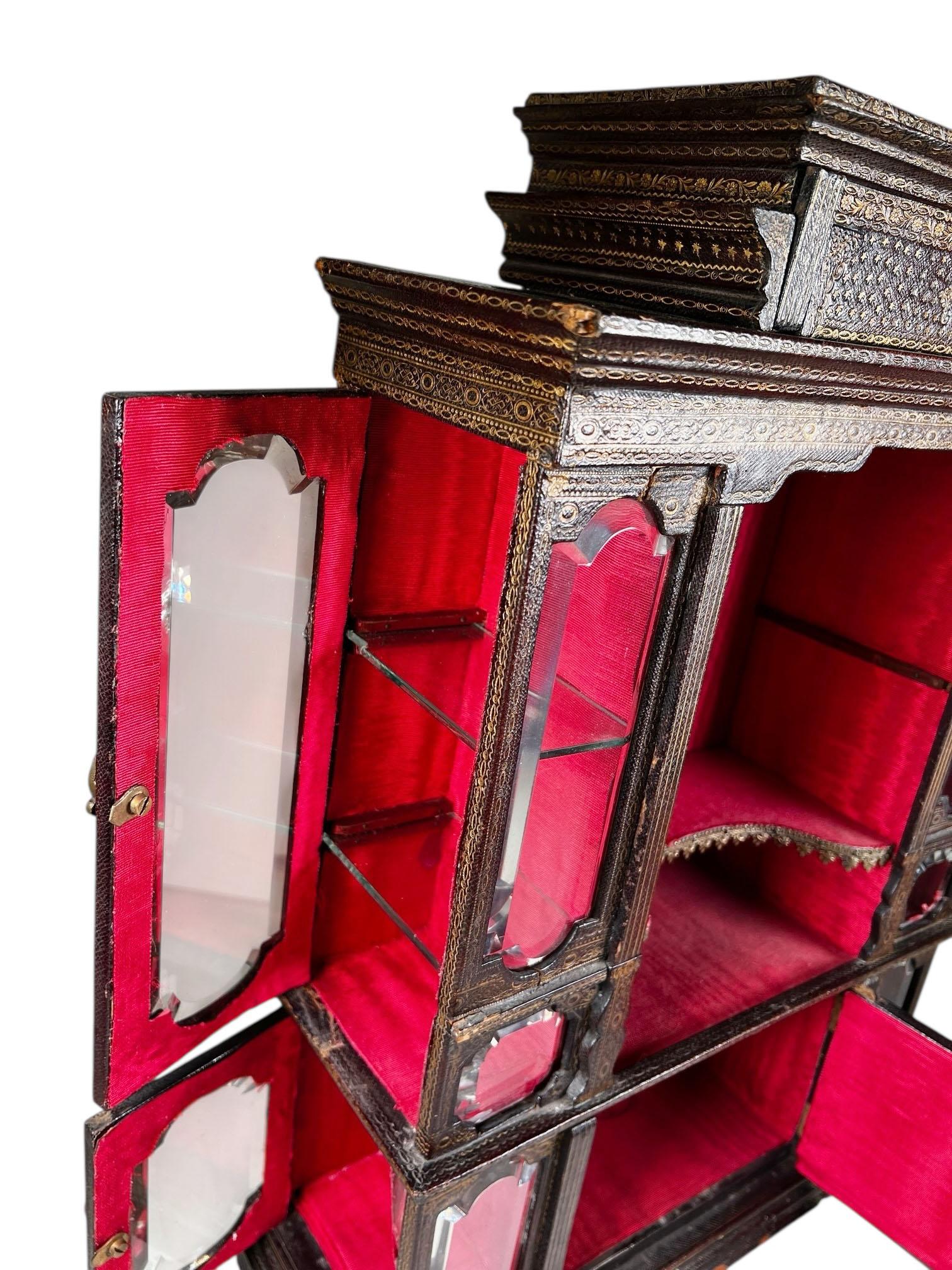 Miniatur Florentine Leder Kabinett mit Goldgravur und abgeschrägtem Glas im Angebot 2