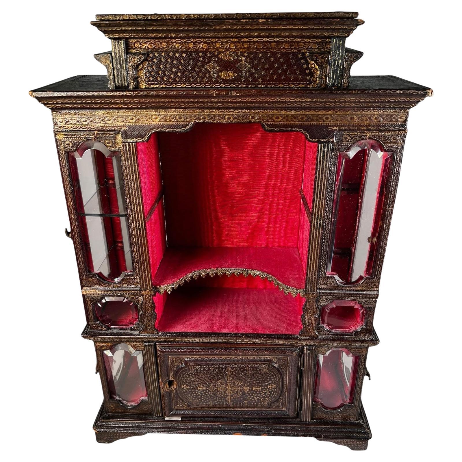 Miniatur Florentine Leder Kabinett mit Goldgravur und abgeschrägtem Glas im Angebot