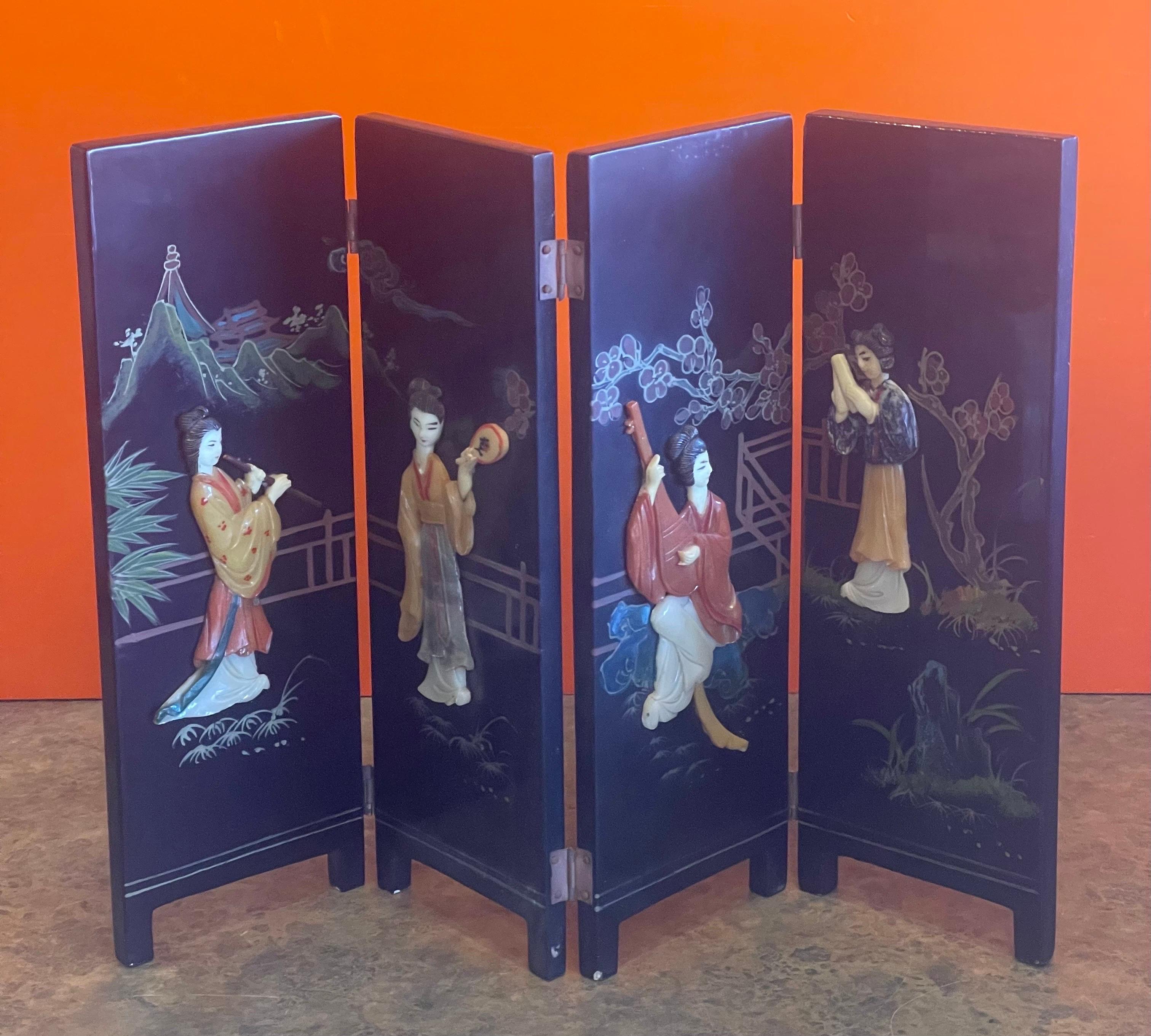 Miniatur-Miniatur-Raumteiler mit vier asiatischen Figuren im Angebot 7