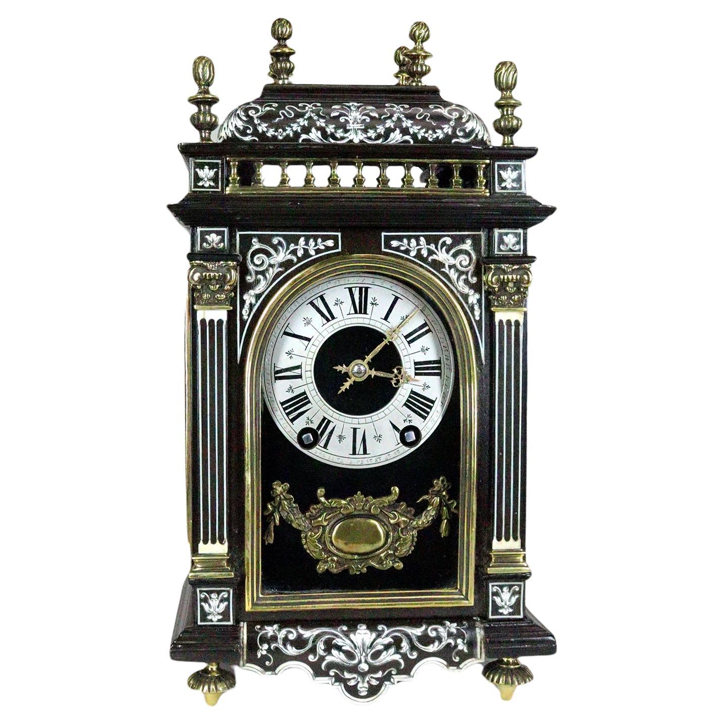Miniature horloge religieuse française en marqueterie