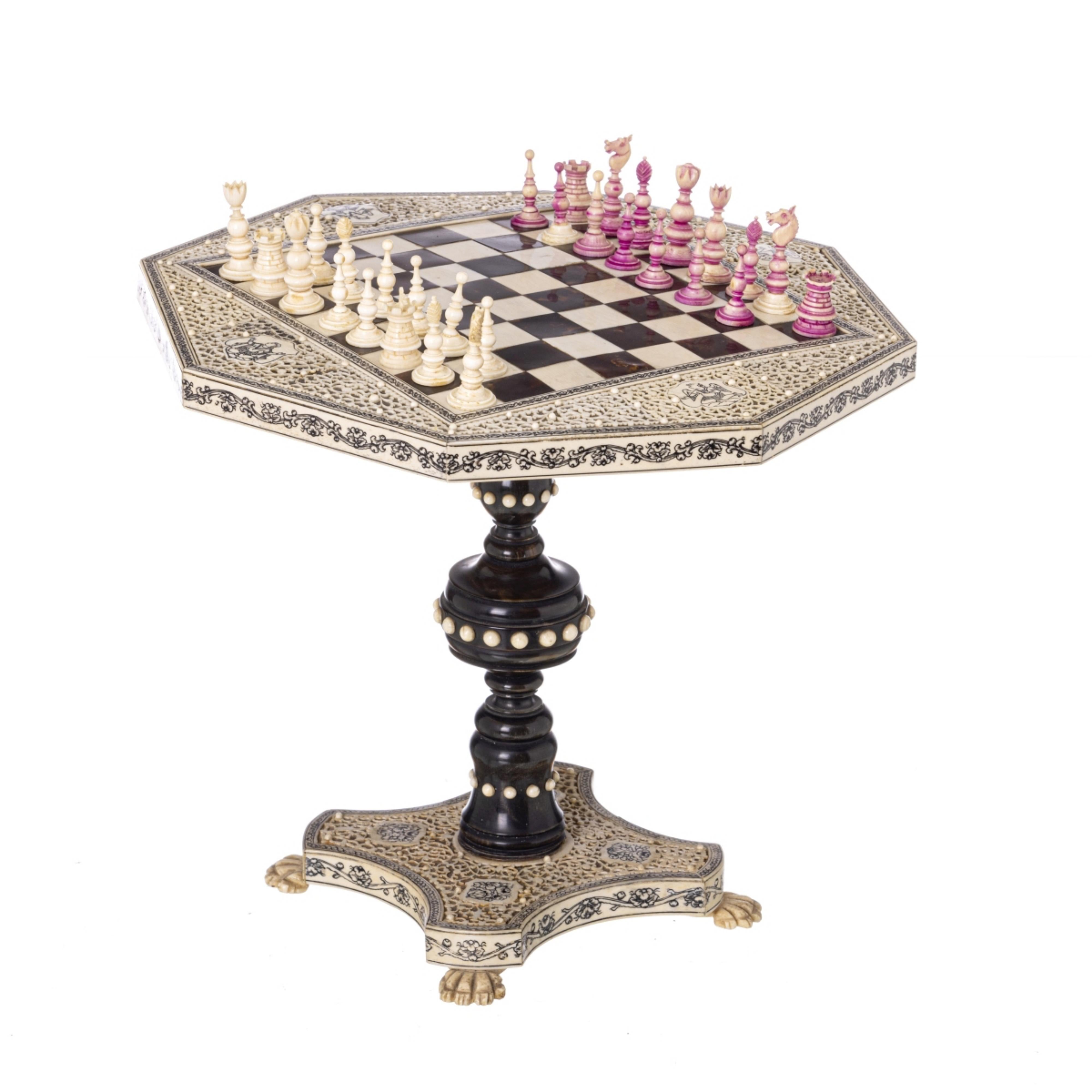 MINATURE GAME TABLE WITH CHESS PIECES

19th century Anglo-Indian 

octagonal top in wood covered with marquetry,
borders with lace applications and engraved in black 