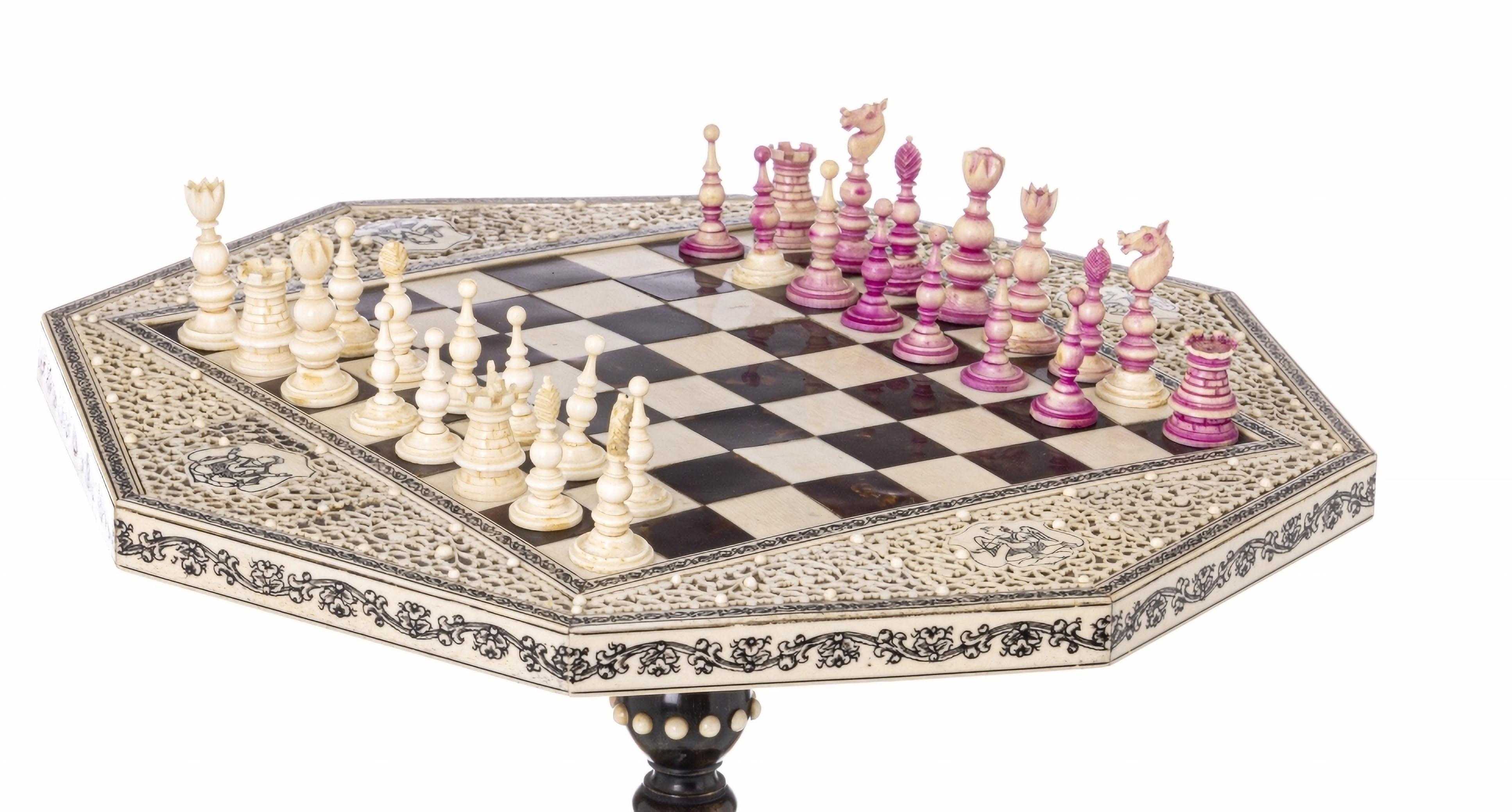 MINIATURE GAME TABLE MIT CHESS-PIECES  Anglo-indisches 19. Jahrhundert  (Englisch) im Angebot