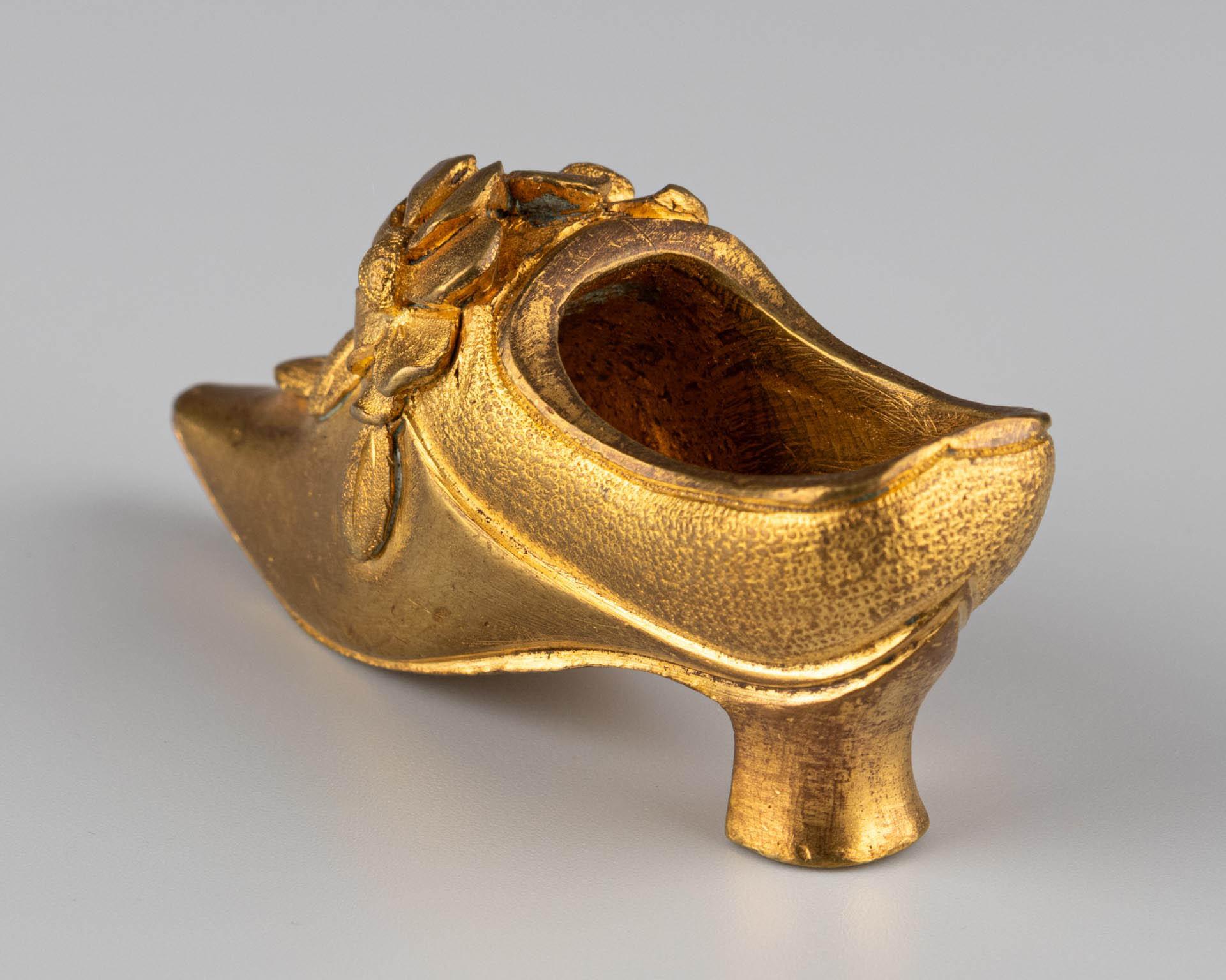 Miniature Gilt Bronze high-heeled shoe, circa 1890 In Good Condition For Sale In Greven, DE
