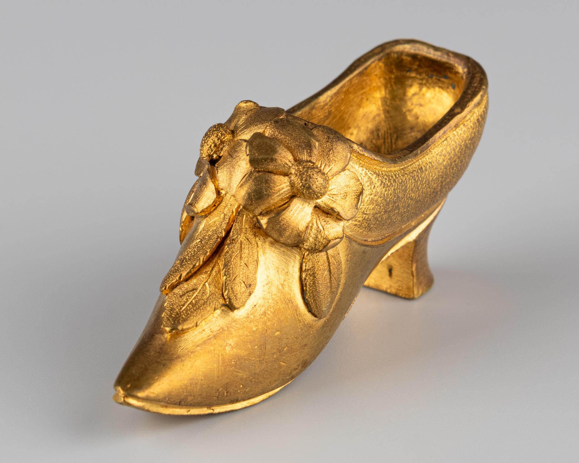 Miniature Gilt Bronze high-heeled shoe, circa 1890 For Sale 3