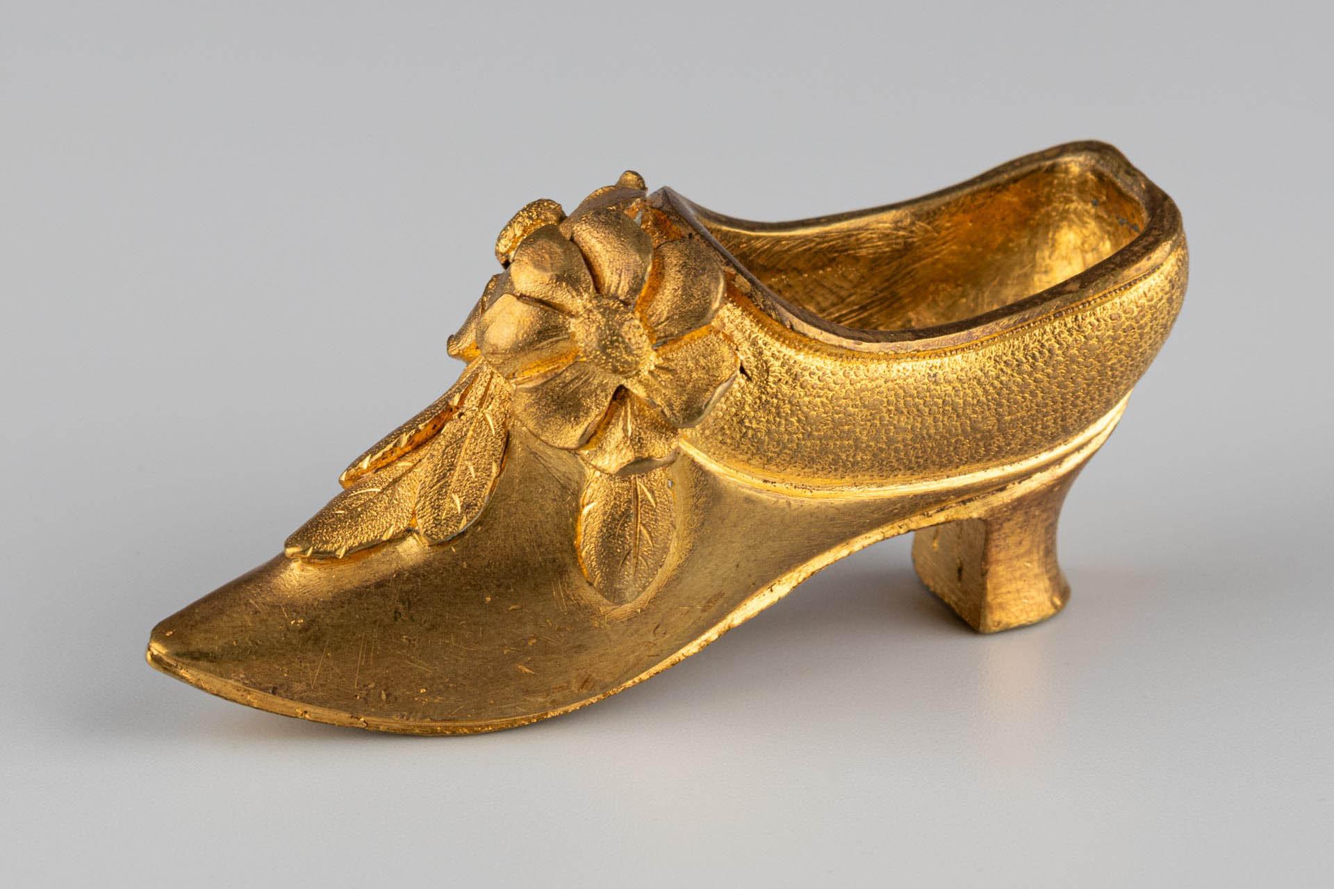 Miniature Gilt Bronze high-heeled shoe, circa 1890 For Sale 4