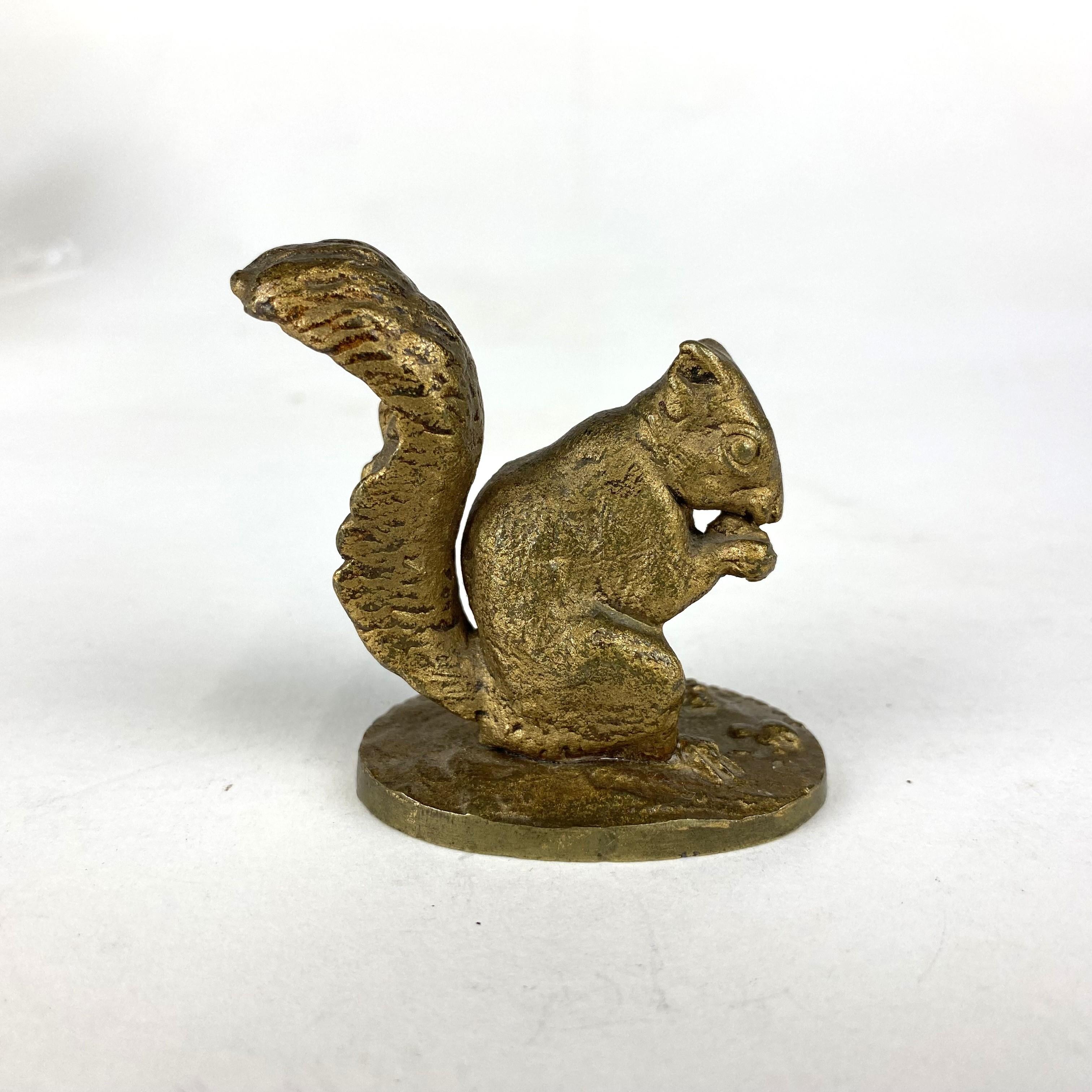 Miniatura in bronzo dorato di uno scoiattolo che mangia una noce di P & A. Méne (Francia 1810-1879).
