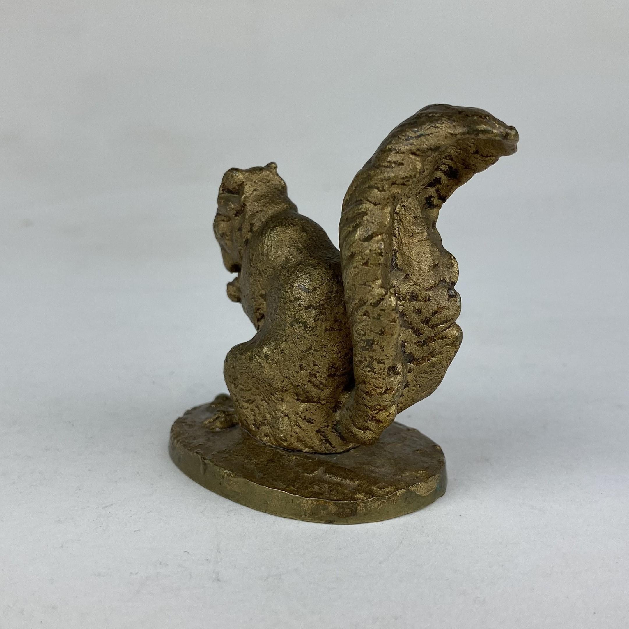 Francese Miniatura in bronzo dorato di uno scoiattolo di P & A. Méne in vendita