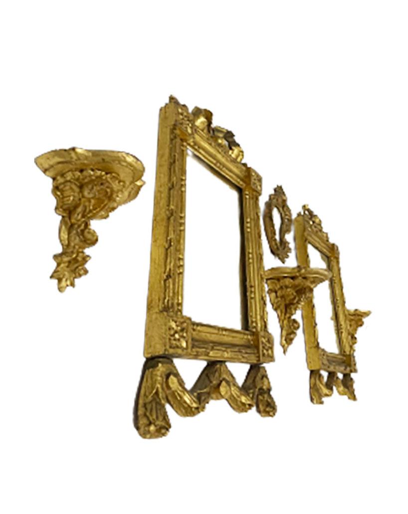 Ensemble miroir et console miniature en bois doré

Miroirs miniatures avec consoles en bois sculpté et doré avec des volutes de rocaille. Très joli pour une maison de poupée. 
2 Miroirs avec des nœuds en haut et une guirlande en bas. Le tout