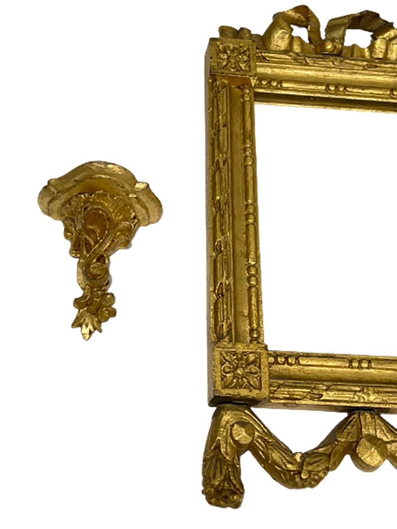 Européen Ensemble miroir et console miniature en bois doré en vente