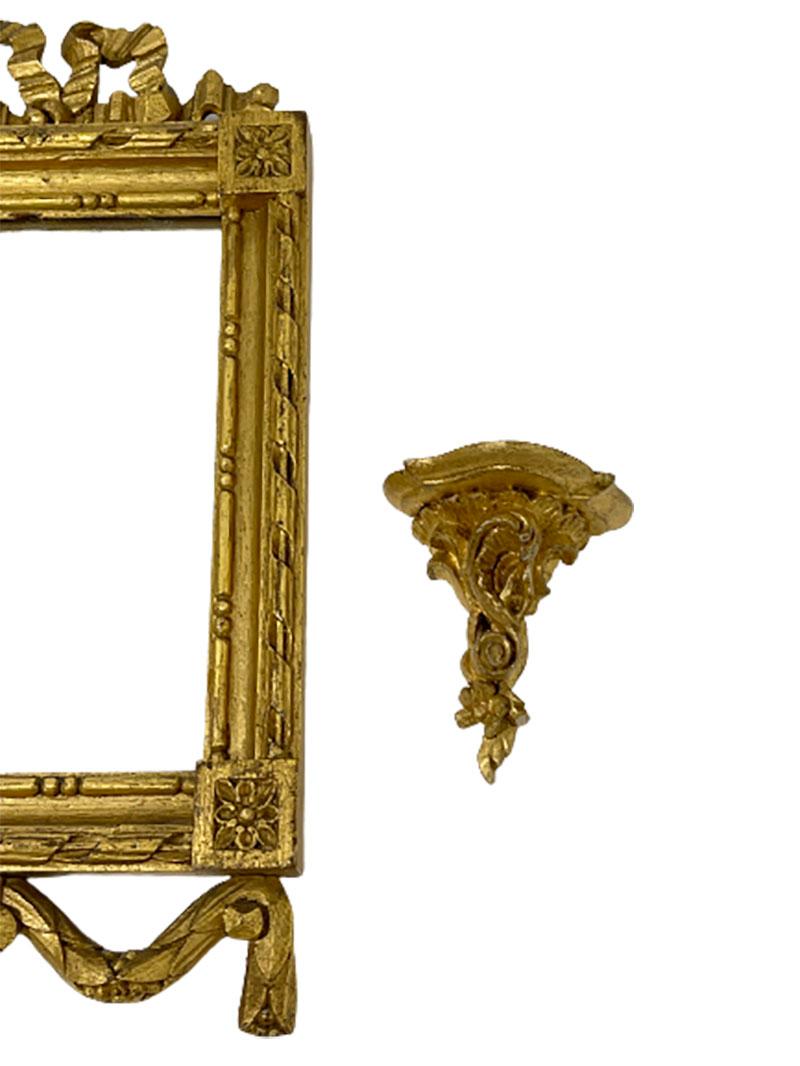 Ensemble miroir et console miniature en bois doré Bon état - En vente à Delft, NL