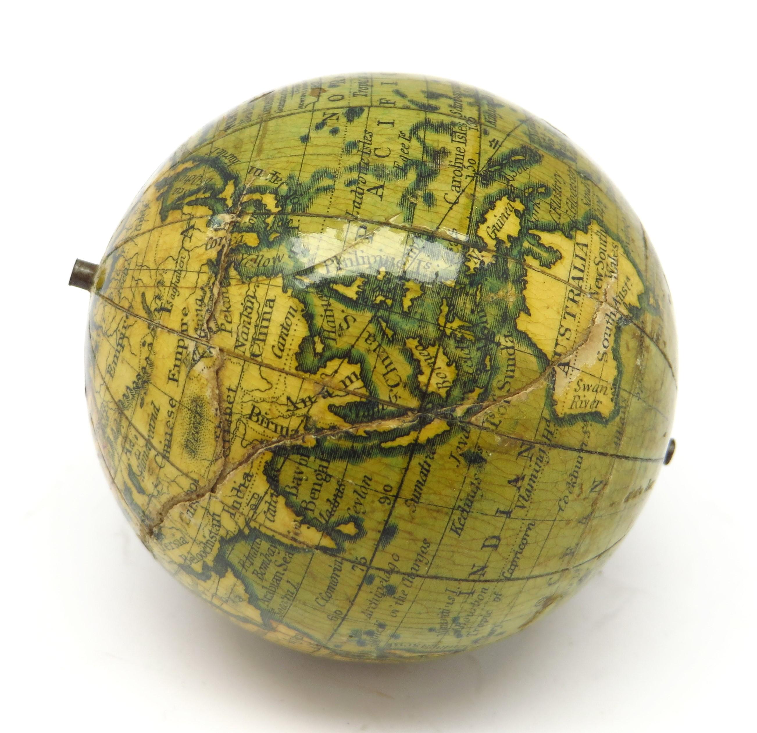 Globe miniature en hêtre atourné et teinté en vente 2